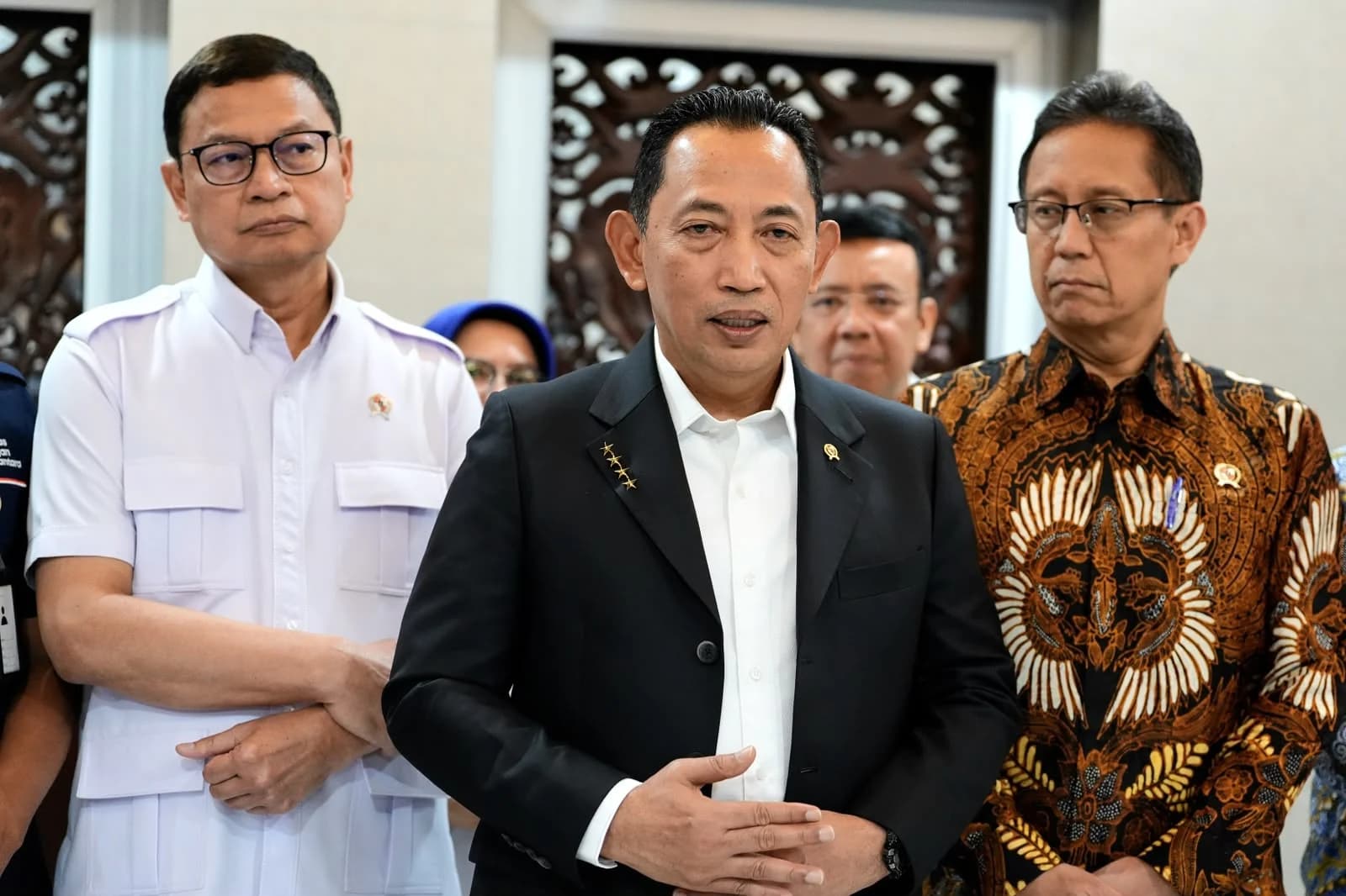 Kepala Staf Kepresidenan Listyo Sigit, Menteri Kesehatan Budi Gunadi Sadikin dan Kepala BPOM Taruna Ikrar. Kepala Staf Kepresidenan Listyo Sigit, Menteri Kesehatan Budi Gunadi Sadikin dan Kepala BPOM Taruna Ikrar.