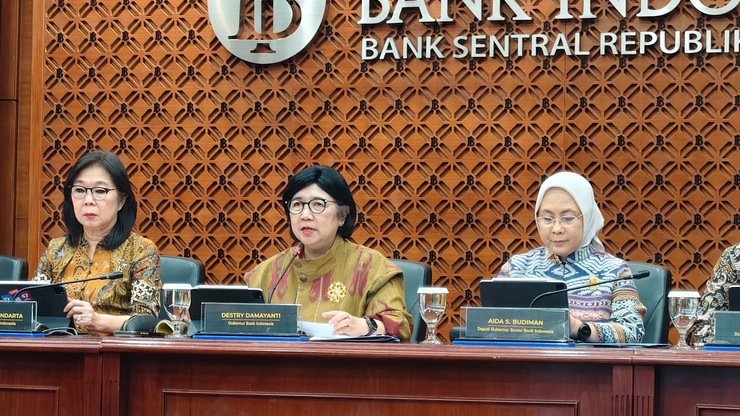 Gubernur Bank Indonesia, Destry Damayanti dalam konferensi pers RDG Oktober (sumber: Owrite/Anisa Aulia) Gubernur Bank Indonesia, Destry Damayanti dalam konferensi pers RDG Oktober (sumber: Owrite/Anisa Aulia)