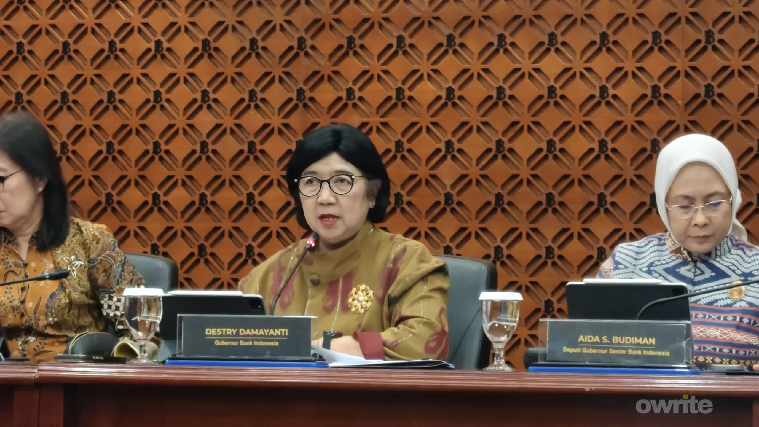 Gubernur Bank Indonesia Destry Damayanti dalam konferensi pers RDG (Sumber: Owrite/Anisa Aulia) Gubernur Bank Indonesia Destry Damayanti dalam konferensi pers RDG (Sumber: Owrite/Anisa Aulia)