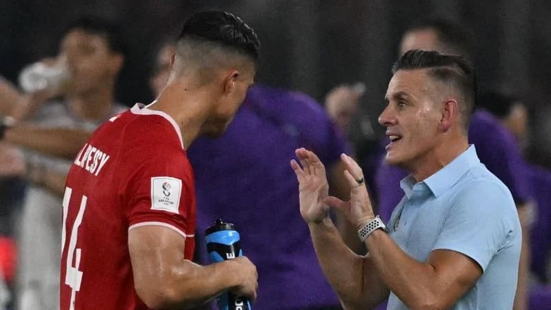 Pelatih kepala timnas Indonesia John Herdman bersama gelandang Timnas Joey Pelupessy. Pelatih kepala timnas Indonesia John Herdman bersama gelandang Timnas Joey Pelupessy.