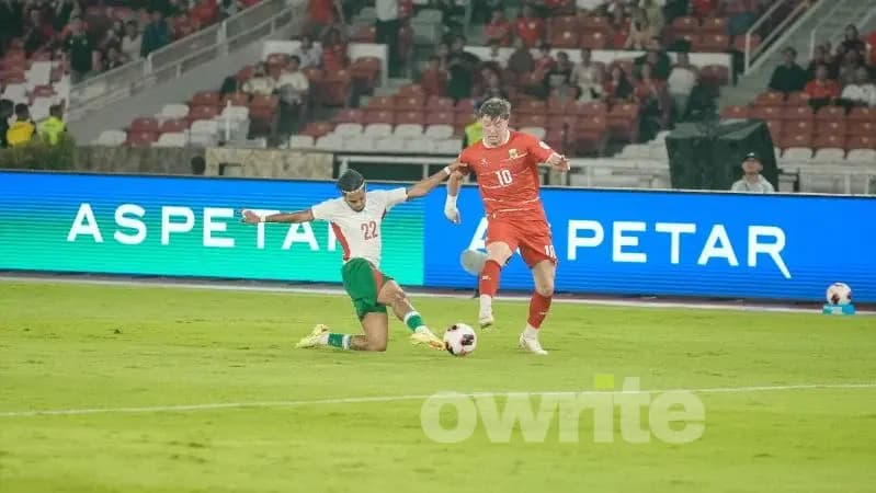 Penyerang Timnas Ole Romeney saat lawan menghadapi Timnas Banglades di FIFA ASEAN Cup. Penyerang Timnas Ole Romeney saat lawan menghadapi Timnas Banglades di FIFA ASEAN Cup.