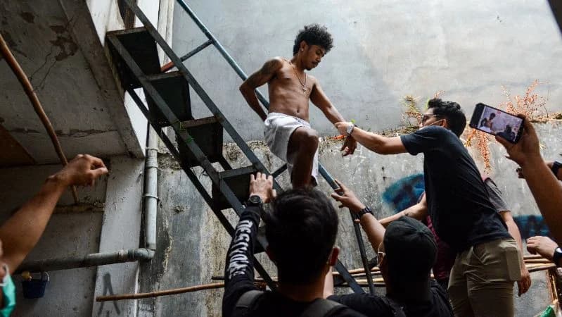 Petugas gabungan mengamankan seorang warga yang diduga terlibat narkoba saat penggerebekan di Kampung Ambon, Jakarta. ANTARA FOTO/Fathul Habib Sholeh Petugas gabungan mengamankan seorang warga yang diduga terlibat narkoba saat penggerebekan di Kampung Ambon, Jakarta. ANTARA FOTO/Fathul Habib Sholeh
