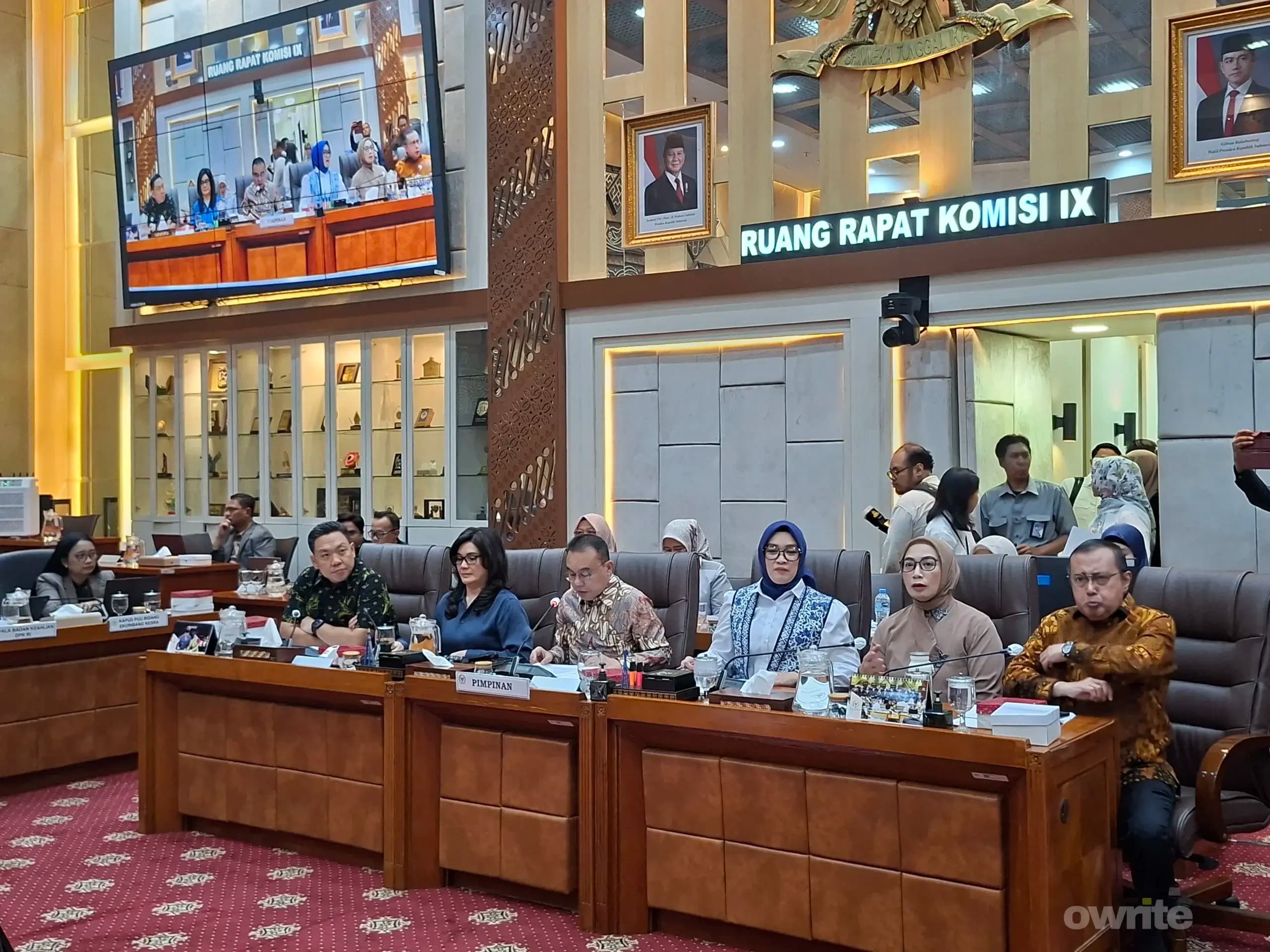 Ketua Panja RUU Pelindungan Ketenagakerjaan Putih Sari membacakan laporan hasil rancangan, 5 Oktober 2026, di gedung DPR. Ketua Panja RUU Pelindungan Ketenagakerjaan Putih Sari membacakan laporan hasil rancangan, 5 Oktober 2026, di gedung DPR.
