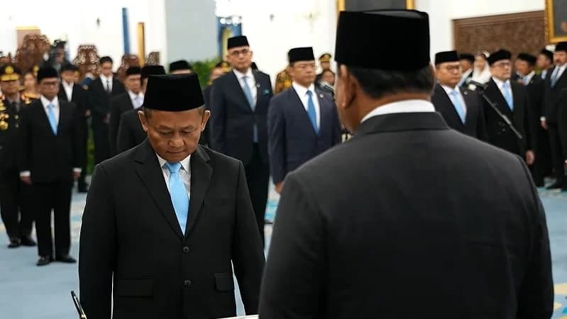 Sekjen Golkar Sarmuji dilantik jadi Menperin. Sekjen Golkar Sarmuji dilantik jadi Menperin.