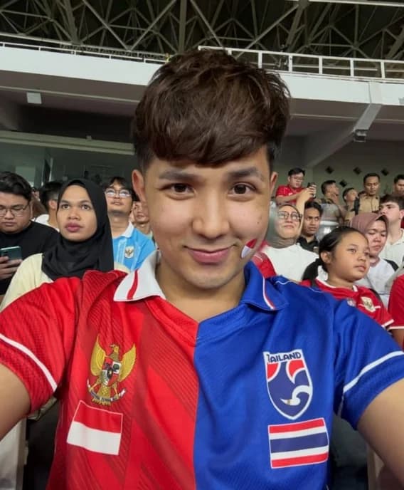 Jirayut salah satu artis yang menyaksikan langsung pertandingan final FIFA ASEAN Cup 2026 antara Timnas Indonesia dan Thailand Jirayut salah satu artis yang menyaksikan langsung pertandingan final FIFA ASEAN Cup 2026 antara Timnas Indonesia dan Thailand