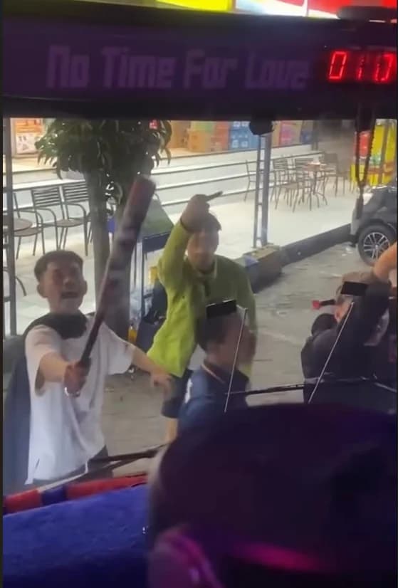 Bus Pemain Muda Persib Diserang Bus Pemain Muda Persib Diserang