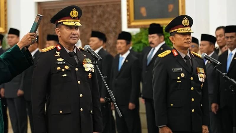 Presiden RI Prabowo Subianto resmi melantik Jenderal Polisi Suyudi Ario Seto (kiri) sebagai Kapolri Presiden RI Prabowo Subianto resmi melantik Jenderal Polisi Suyudi Ario Seto (kiri) sebagai Kapolri