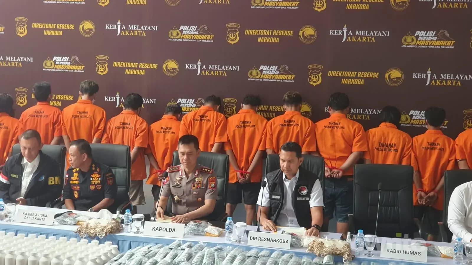 Para tersangka kasus produksi obat terlarang ditampilkan dalam konferensi pers di Mapolda Metro Jaya, 21 Oktober 2026. Para tersangka kasus produksi obat terlarang ditampilkan dalam konferensi pers di Mapolda Metro Jaya, 21 Oktober 2026.
