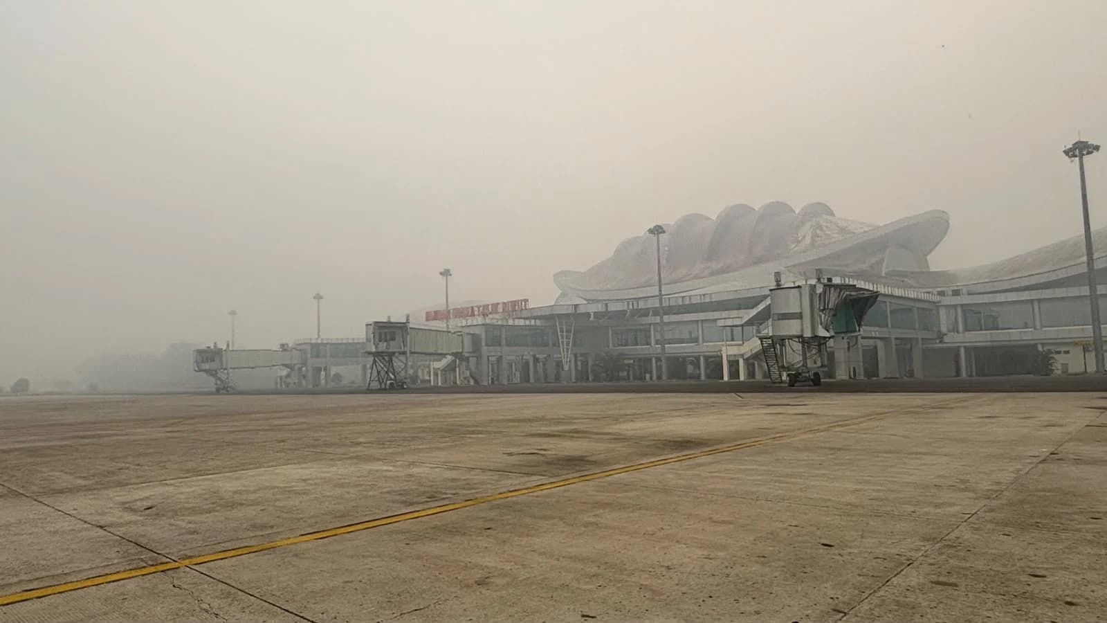 Bandara Tjilik Riwut, Palangkaraya, Kalimantan Tengah, terdampak asap karhutla. Bandara Tjilik Riwut, Palangkaraya, Kalimantan Tengah, terdampak asap karhutla.