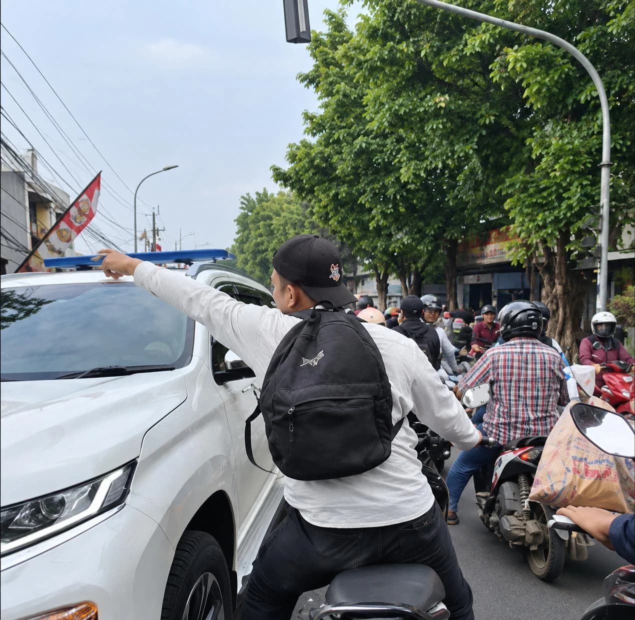 Momen memilukan terjadi di tengah penutupan jalan kawasan Jalan Raya Pondok Gede, Lubang Buaya. Momen memilukan terjadi di tengah penutupan jalan kawasan Jalan Raya Pondok Gede, Lubang Buaya.