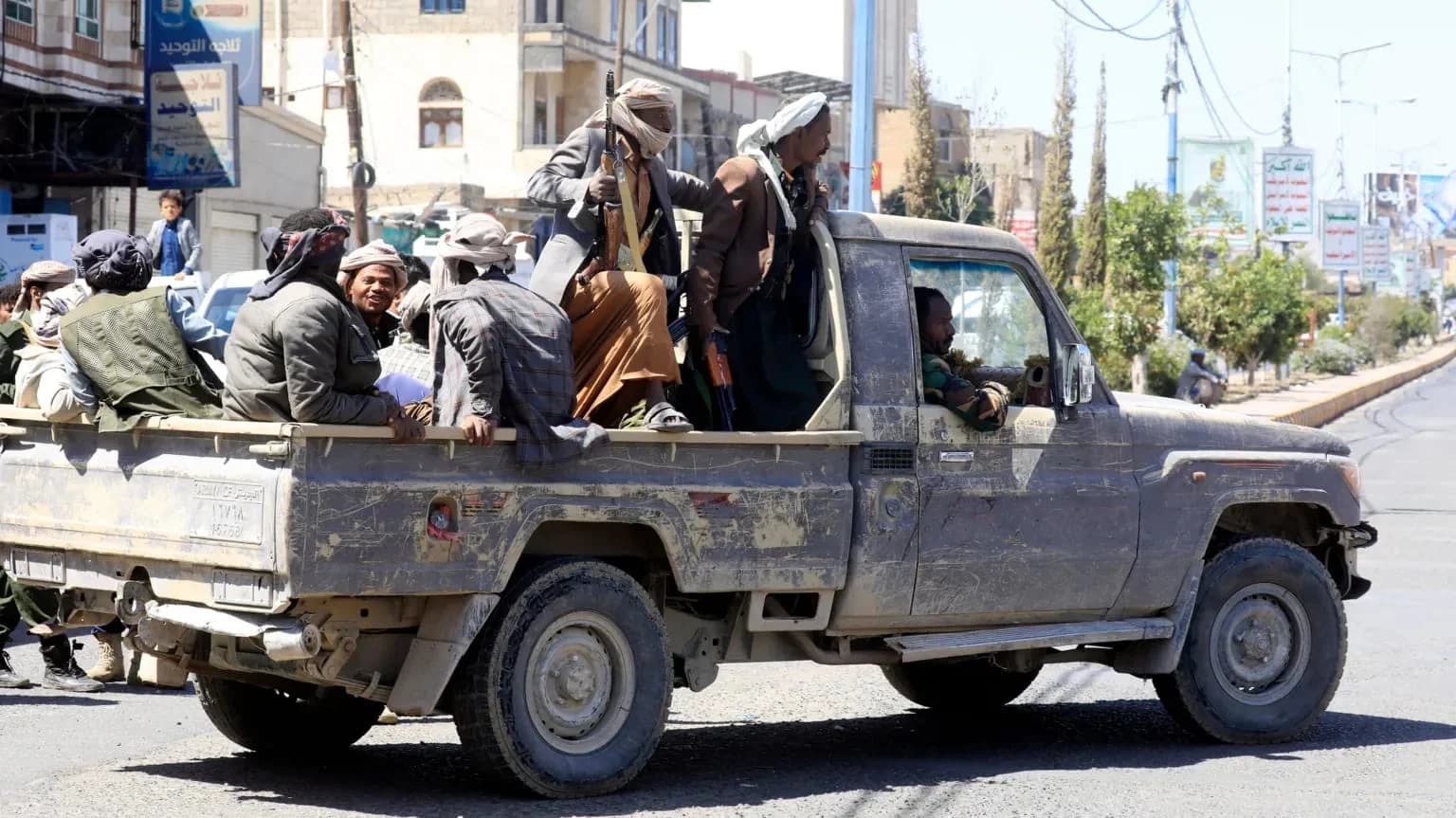 Kelompok Houthi Saat Berada di Ibu Kota Yaman (Sumber: BBC) Kelompok Houthi Saat Berada di Ibu Kota Yaman (Sumber: BBC)