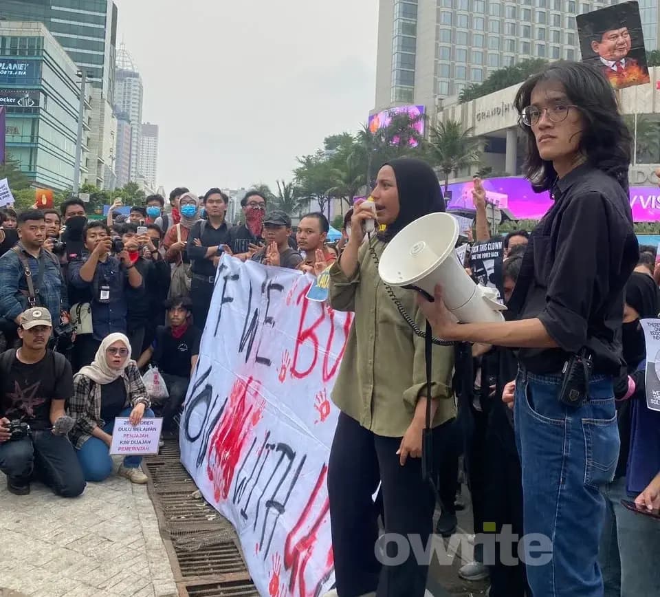 Wakil Ketua Badan Eksekutif Mahasiswa Universitas Indonesia (BEM UI), Fathimah Azzahra, saat melakukan orasi disekitaran kawasan Jakarta Pusat Wakil Ketua Badan Eksekutif Mahasiswa Universitas Indonesia (BEM UI), Fathimah Azzahra, saat melakukan orasi disekitaran kawasan Jakarta Pusat