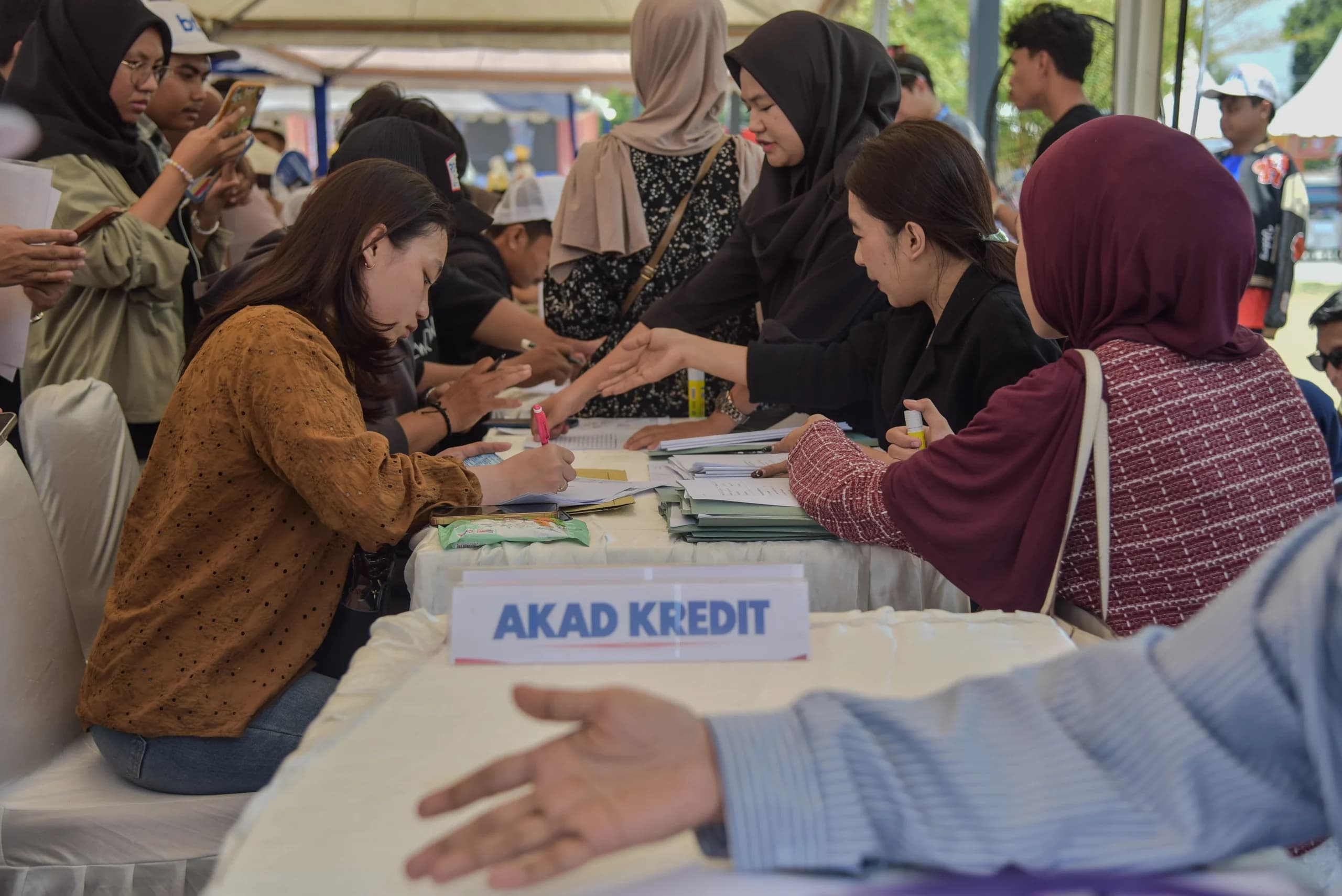 Petugas melayani debitur saat pengurusan berkas akad massal pembiayaan UMKM dan KPR bersubsidi di Palu, Sulawesi Tengah, Minggu (27/9/2026). Petugas melayani debitur saat pengurusan berkas akad massal pembiayaan UMKM dan KPR bersubsidi di Palu, Sulawesi Tengah, Minggu (27/9/2026).