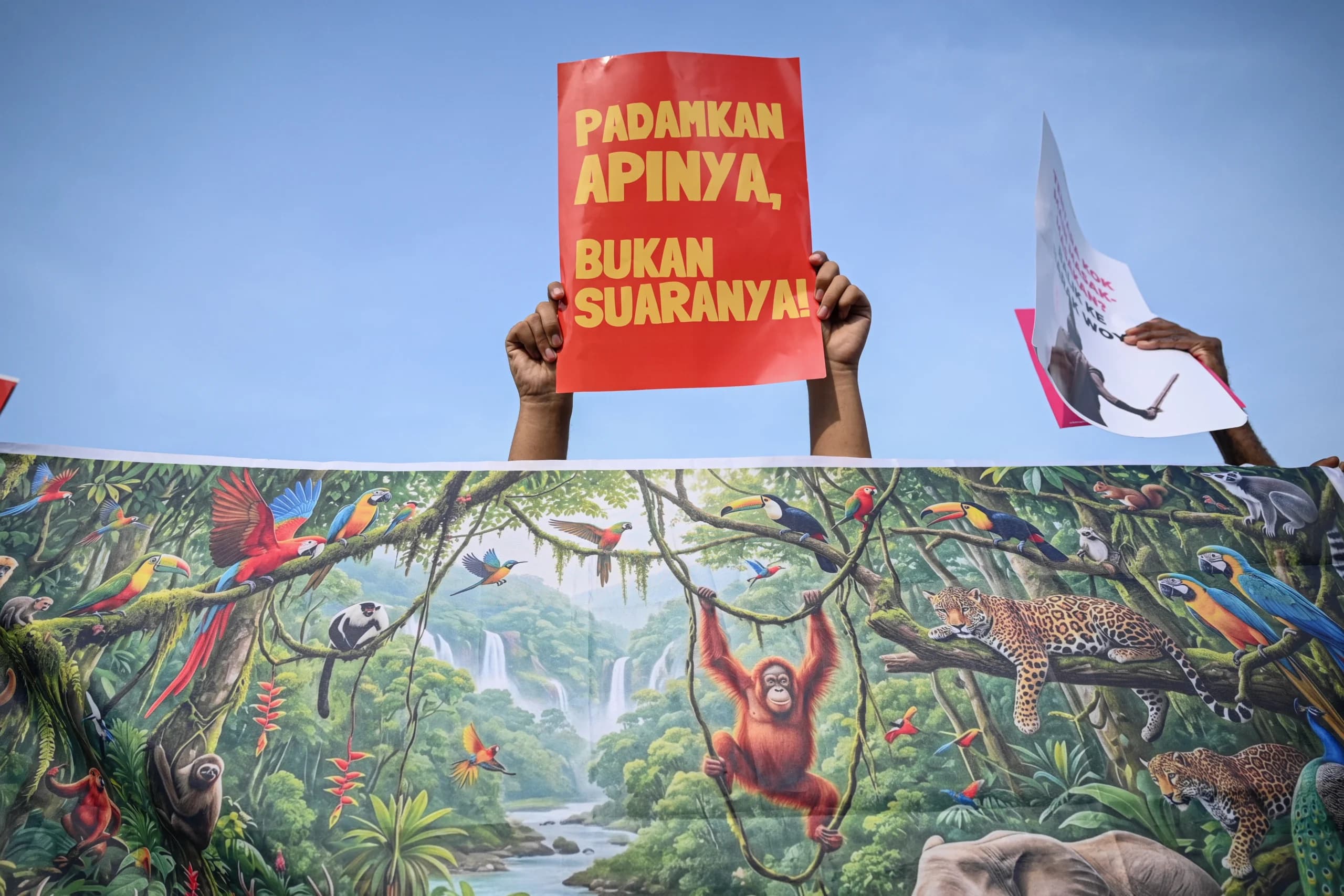 Pengunjuk rasa mengikuti aksi peringatan pemerintahan dua tahun Prabowo-Gibran di Tugu Tani, Jakarta, Selasa (20/10/2026). Pengunjuk rasa mengikuti aksi peringatan pemerintahan dua tahun Prabowo-Gibran di Tugu Tani, Jakarta, Selasa (20/10/2026).