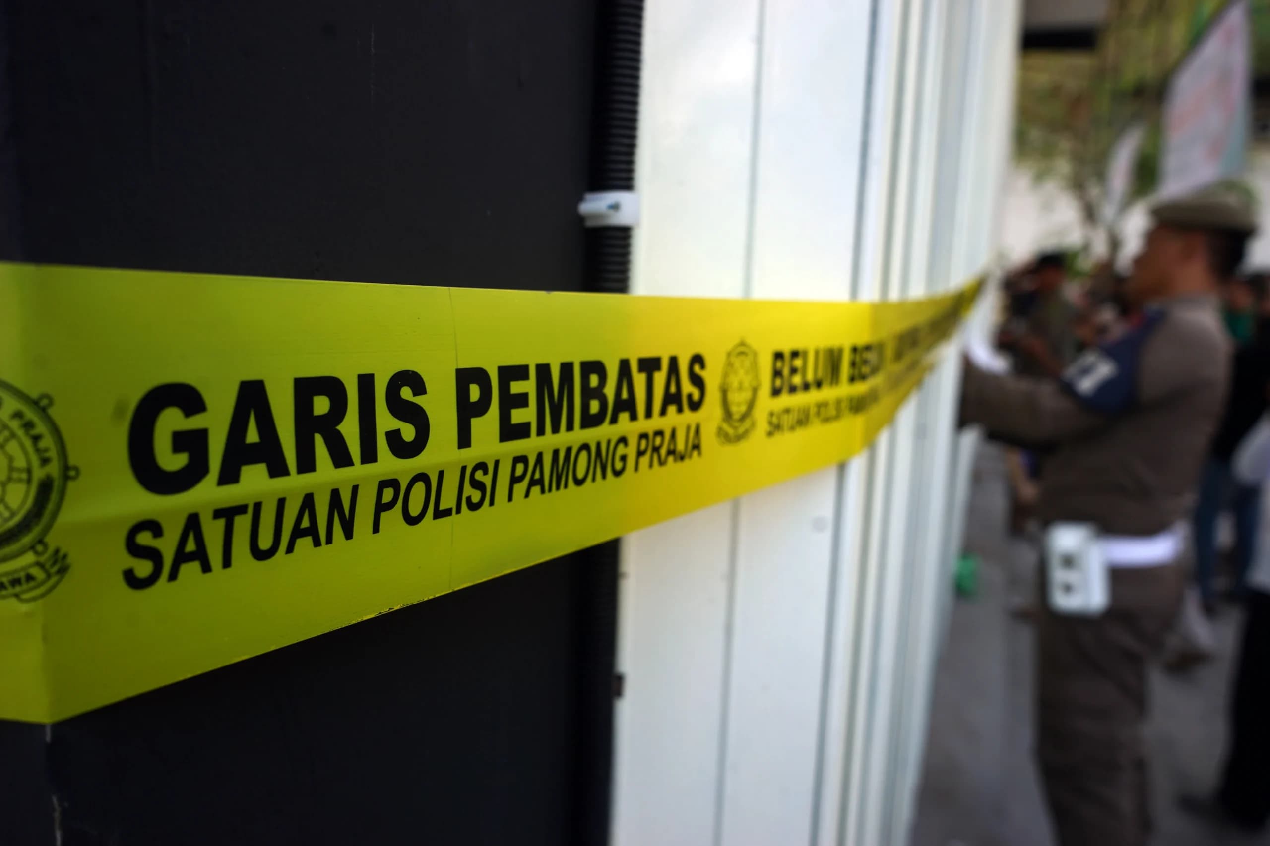 Petugas Satuan Polisi Pamong Praja (Satpol PP) memasang garis penyegelan. (Sumber: Antara Foto/Destyan Sujarwoko/bar) Petugas Satuan Polisi Pamong Praja (Satpol PP) memasang garis penyegelan. (Sumber: Antara Foto/Destyan Sujarwoko/bar)