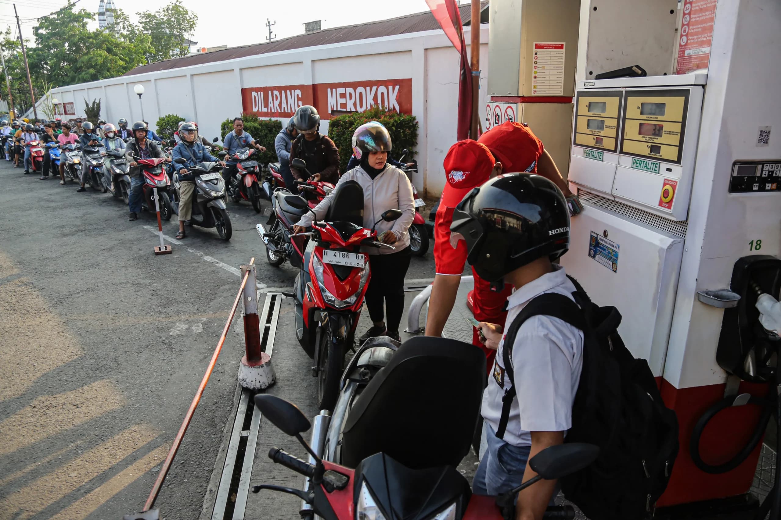 Pengendara roda dua antre untuk pengisin bahan bakar minyak (BBM) subsidi jenis pertalite di SPBU. (Sumber: Antara Foto/Makna Zaezar/agr) Pengendara roda dua antre untuk pengisin bahan bakar minyak (BBM) subsidi jenis pertalite di SPBU. (Sumber: Antara Foto/Makna Zaezar/agr)