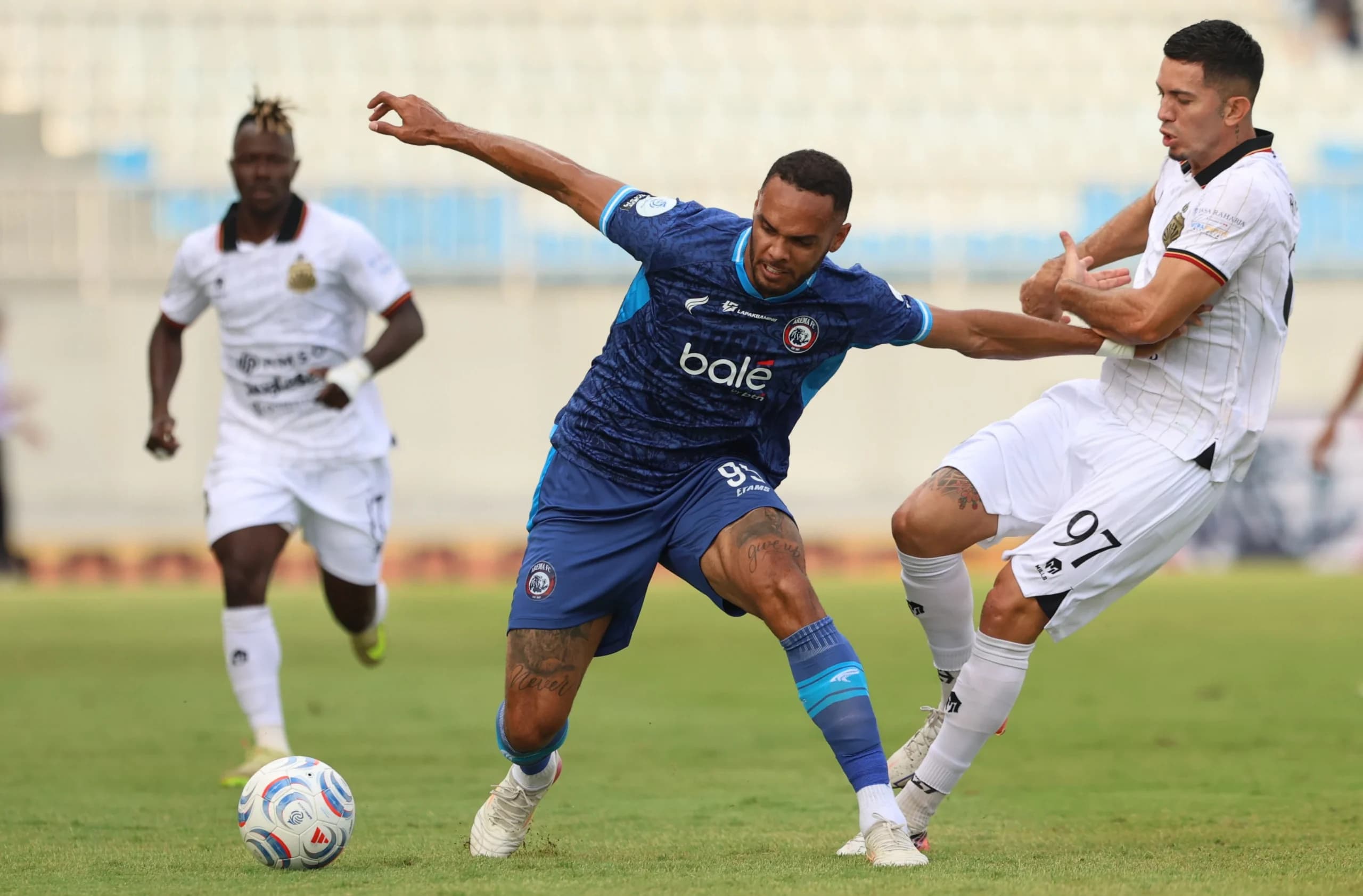 Pesepak bola Bhayangkara FC Brenes (kanan) berusaha merebut bola dari Pemain Arema FC Careca (kiri) dengan dalam pertandingan BRI Super League di Stadion Kanjuruhan, Kabupaten Malang, Jawa Timur Pesepak bola Bhayangkara FC Brenes (kanan) berusaha merebut bola dari Pemain Arema FC Careca (kiri) dengan dalam pertandingan BRI Super League di Stadion Kanjuruhan, Kabupaten Malang, Jawa Timur