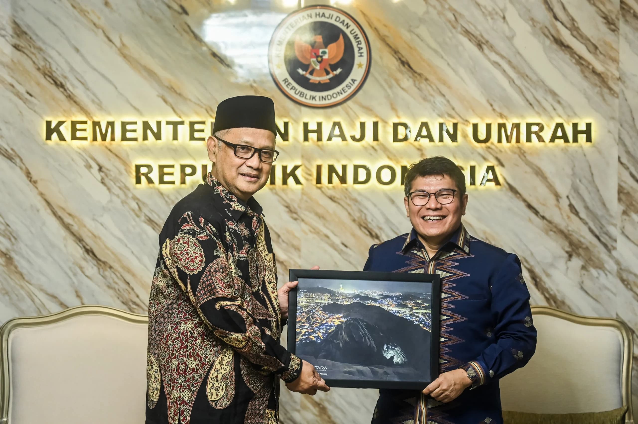 Menteri Haji dan Umrah Mochamad Irfan Yusuf (kiri) menerima cendera mata dari Direktur Utama Perum LKBN ANTARA Benny Siga Butarbutar (kanan) usai audiensi di Jakarta Menteri Haji dan Umrah Mochamad Irfan Yusuf (kiri) menerima cendera mata dari Direktur Utama Perum LKBN ANTARA Benny Siga Butarbutar (kanan) usai audiensi di Jakarta