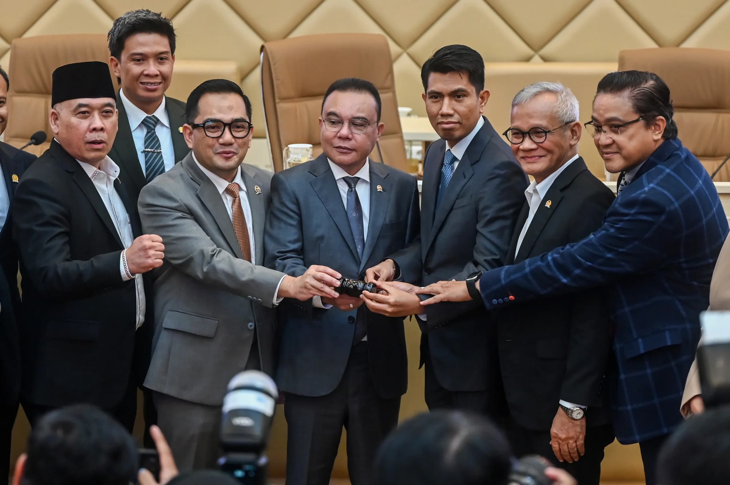 Wakil Ketua DPR Sufmi Dasco Ahmad (tengah) menyerahkan palu sidang kepada Wakil Ketua Komisi II DPR sekaligus Ketua Panitia Kerja RUU Pemilu Bahtra Banong (ketiga kanan) disaksikan oleh Ketua Komisi II DPR Rifqinizamy Karsayuda (kedua kiri), Wakil Ketua Komisi II DPR Dede Yusuf (kanan), Aria Bima (kedua kanan) dan Anggota Panitia Kerja RUU Pemilu Heri Gunawan (kiri) usai rapat penetapan ketua Panitia Kerja Penyusunan RUU Pemilu di Kompleks Parlemen, Senayan, Jakarta, Kamis (8/10/2026). Wakil Ketua DPR Sufmi Dasco Ahmad (tengah) menyerahkan palu sidang kepada Wakil Ketua Komisi II DPR sekaligus Ketua Panitia Kerja RUU Pemilu Bahtra Banong (ketiga kanan) disaksikan oleh Ketua Komisi II DPR Rifqinizamy Karsayuda (kedua kiri), Wakil Ketua Komisi II DPR Dede Yusuf (kanan), Aria Bima (kedua kanan) dan Anggota Panitia Kerja RUU Pemilu Heri Gunawan (kiri) usai rapat penetapan ketua Panitia Kerja Penyusunan RUU Pemilu di Kompleks Parlemen, Senayan, Jakarta, Kamis (8/10/2026).