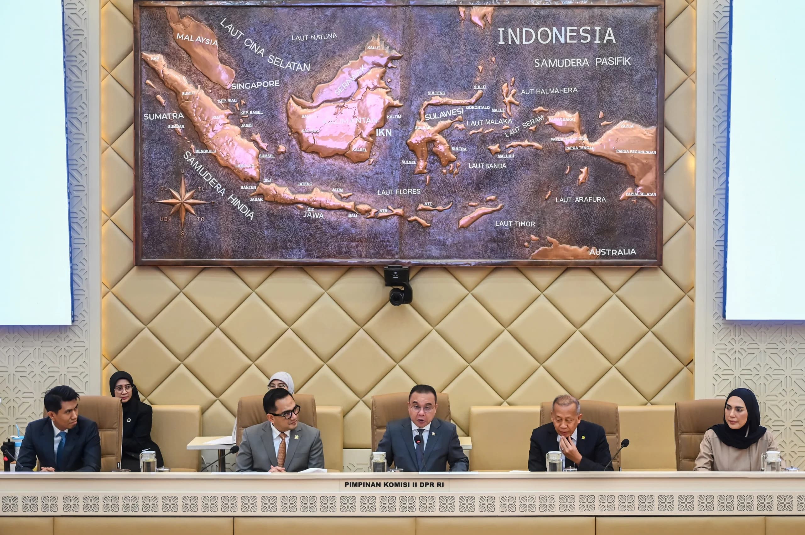 Wakil Ketua DPR Sufmi Dasco Ahmad (tengah), Sari Yuliati (kanan), Saan Mustopa (kedua kanan), bersama Ketua Komisi II DPR Rifqinizamy Karsayuda (kedua kiri) dan Wakil Ketua Komisi II DPR Bahtra Banong (kiri) memimpin rapat penetapan ketua Panitia Kerja Penyusunan RUU Pemilu di Kompleks Parlemen, Senayan, Jakarta, Kamis (8/10/2026). Wakil Ketua DPR Sufmi Dasco Ahmad (tengah), Sari Yuliati (kanan), Saan Mustopa (kedua kanan), bersama Ketua Komisi II DPR Rifqinizamy Karsayuda (kedua kiri) dan Wakil Ketua Komisi II DPR Bahtra Banong (kiri) memimpin rapat penetapan ketua Panitia Kerja Penyusunan RUU Pemilu di Kompleks Parlemen, Senayan, Jakarta, Kamis (8/10/2026).