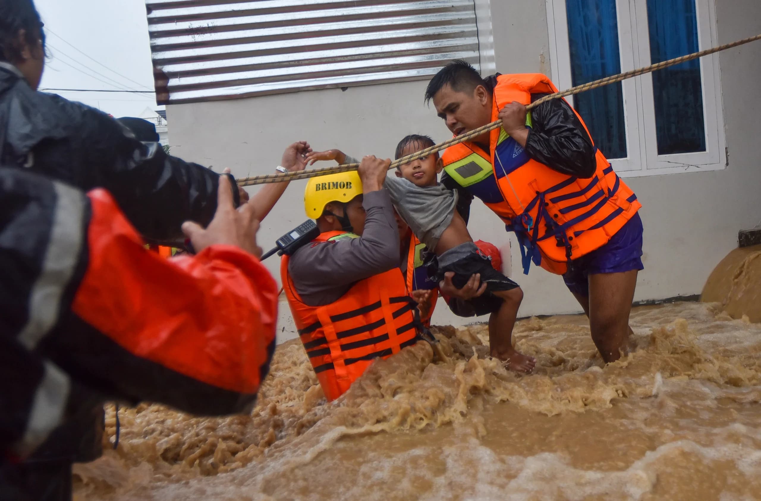 Banjir bandang menerjang sejumlah kecamatan di Kota Padang pascahujan dengan intensitas tinggi yang turun pada Sabtu (10/10) siang dan mengakibatkan permukiman penduduk terdampak sehingga warga dievakuasi ke tempat yang lebih aman. (Sumber: Antara Foto/Fitra Yogi/nz) Banjir bandang menerjang sejumlah kecamatan di Kota Padang pascahujan dengan intensitas tinggi yang turun pada Sabtu (10/10) siang dan mengakibatkan permukiman penduduk terdampak sehingga warga dievakuasi ke tempat yang lebih aman. (Sumber: Antara Foto/Fitra Yogi/nz)