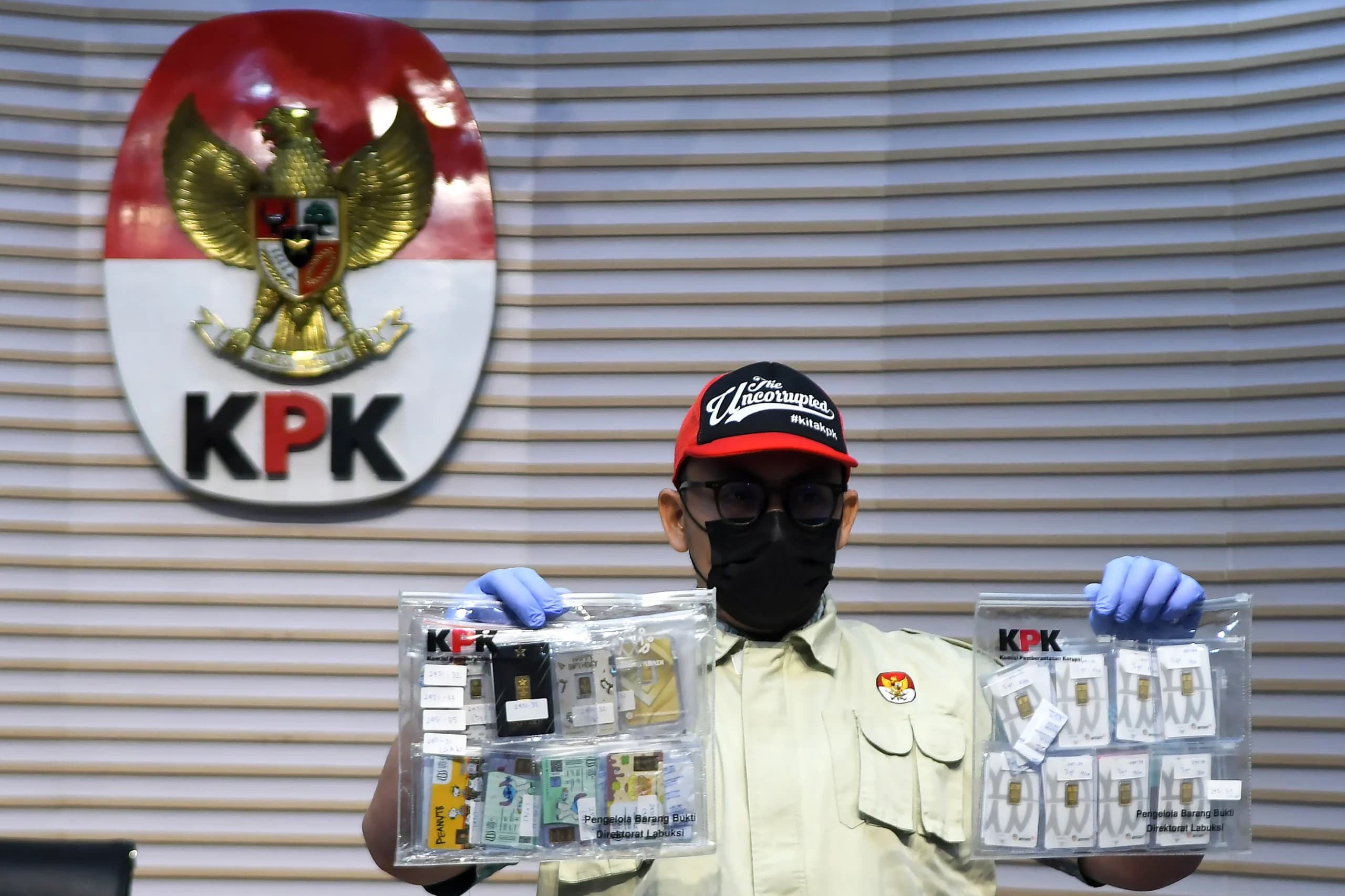 Petugas menunjukkan barang bukti OTT korupsi terkait penggunaan Dana Siap Pakai (DSP) di lingkungan BNPB, di Gedung Merah Putih KPK, Jakarta, Jumat (16/10/2026). (Sumber: Antara Foto/Reno Esnir/sgd/agr) Petugas menunjukkan barang bukti OTT korupsi terkait penggunaan Dana Siap Pakai (DSP) di lingkungan BNPB, di Gedung Merah Putih KPK, Jakarta, Jumat (16/10/2026). (Sumber: Antara Foto/Reno Esnir/sgd/agr)