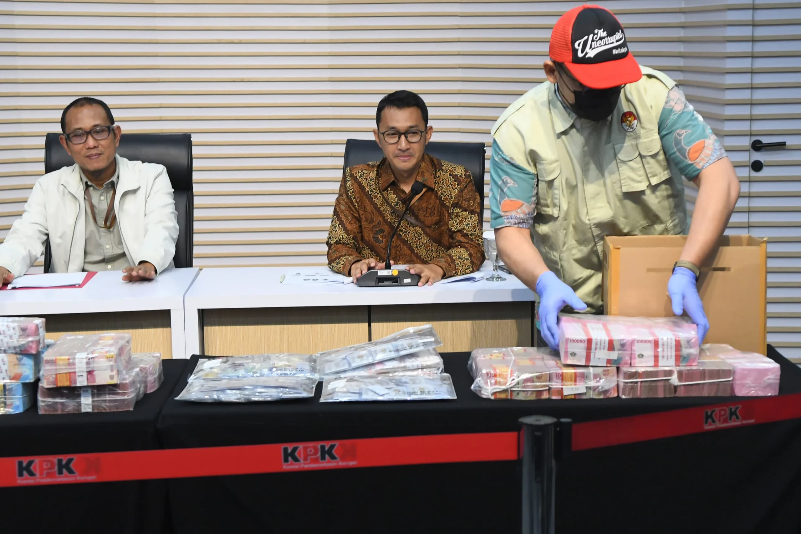 Petugas menunjukan barang bukti OTT korupsi terkait penggunaan Dana Siap Pakai (DSP) di lingkungan BNPB disaksikan Plt Direktur Penyidikan KPK Achmad Taufik Huseindi (kiri) dan Juru Bicara Budi Prasetyo (tengah) di Gedung Merah Putih KPK, Jakarta, Jumat (16/10/2026). Petugas menunjukan barang bukti OTT korupsi terkait penggunaan Dana Siap Pakai (DSP) di lingkungan BNPB disaksikan Plt Direktur Penyidikan KPK Achmad Taufik Huseindi (kiri) dan Juru Bicara Budi Prasetyo (tengah) di Gedung Merah Putih KPK, Jakarta, Jumat (16/10/2026).
