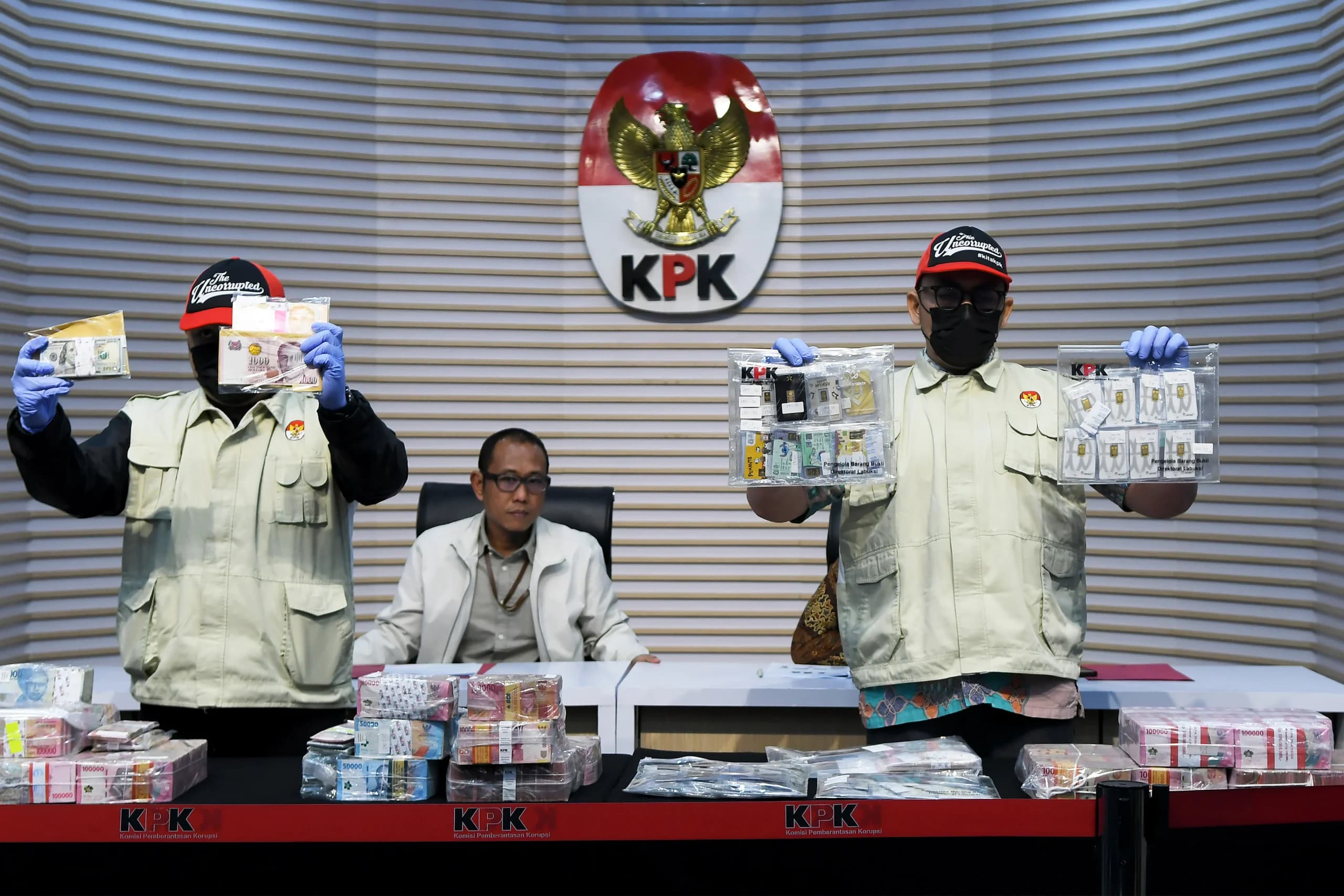 Petugas menunjukkan barang bukti OTT korupsi terkait penggunaan Dana Siap Pakai (DSP) di lingkungan BNPB disaksikan Plt Direktur Penyidikan KPK Achmad Taufik Huseindi (tengah) di Gedung Merah Putih KPK, Jakarta, Jumat (16/10/2026). Petugas menunjukkan barang bukti OTT korupsi terkait penggunaan Dana Siap Pakai (DSP) di lingkungan BNPB disaksikan Plt Direktur Penyidikan KPK Achmad Taufik Huseindi (tengah) di Gedung Merah Putih KPK, Jakarta, Jumat (16/10/2026).