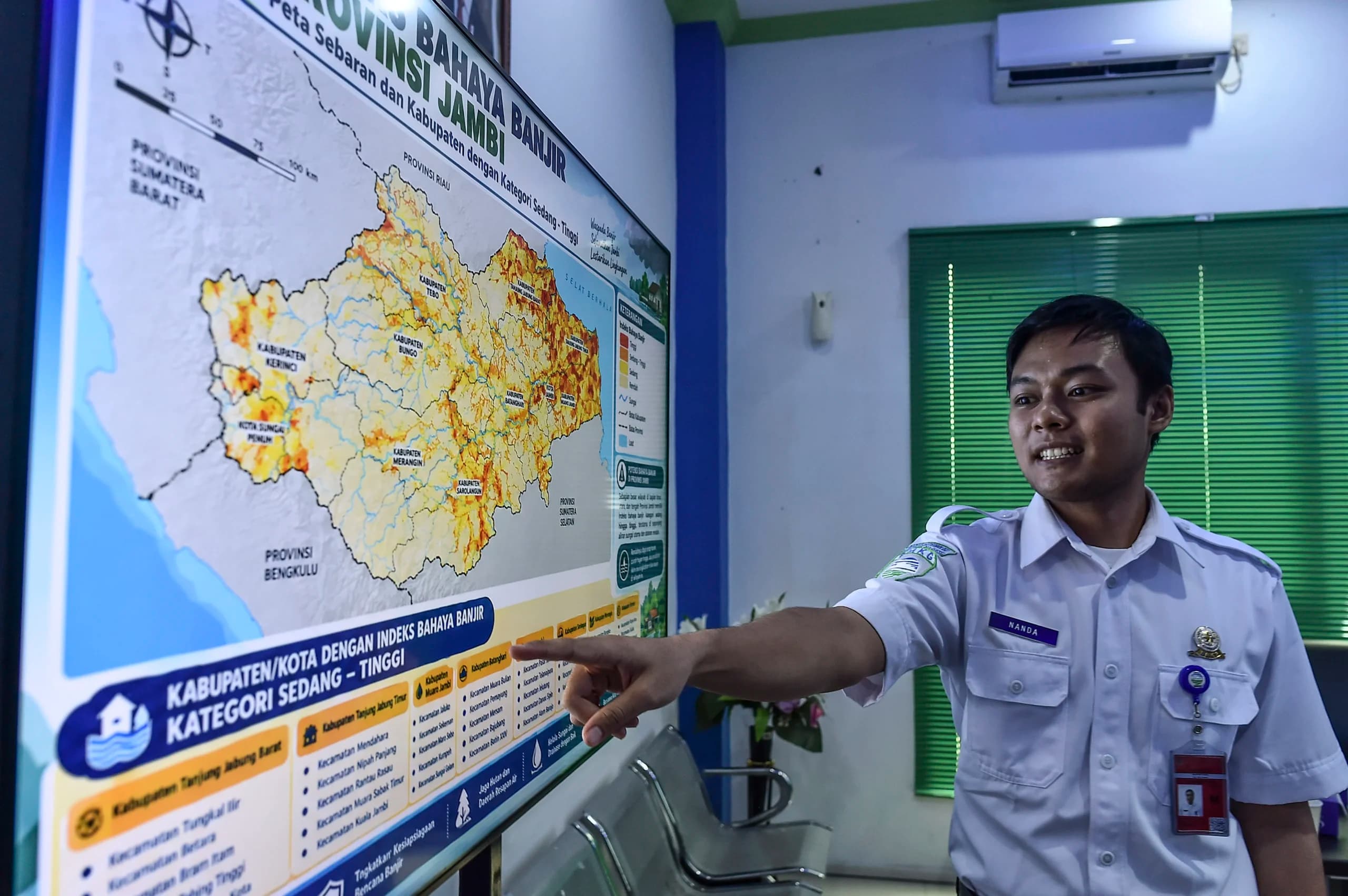 Petugas BMKG Stasiun Meteorologi Sultan Thaha Jambi menjelaskan grafik Indeks Bahaya Banjir saat rilis persiapan musim hujan Provinsi Jambi Tahun 2026 di Jambi Petugas BMKG Stasiun Meteorologi Sultan Thaha Jambi menjelaskan grafik Indeks Bahaya Banjir saat rilis persiapan musim hujan Provinsi Jambi Tahun 2026 di Jambi