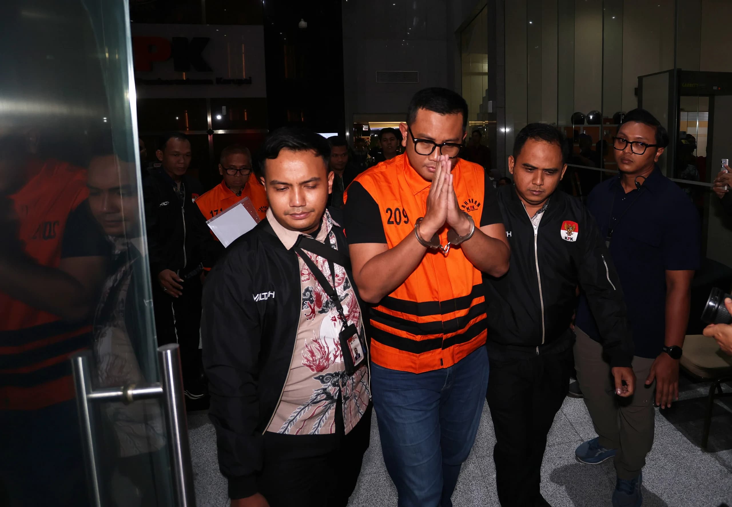 Bupati Klaten Hamenang Wajar Ismoyo (tengah) berjalan menggunakan rompi tahanan usai menjalani pemeriksaan di Gedung Merah Putih KPK Bupati Klaten Hamenang Wajar Ismoyo (tengah) berjalan menggunakan rompi tahanan usai menjalani pemeriksaan di Gedung Merah Putih KPK