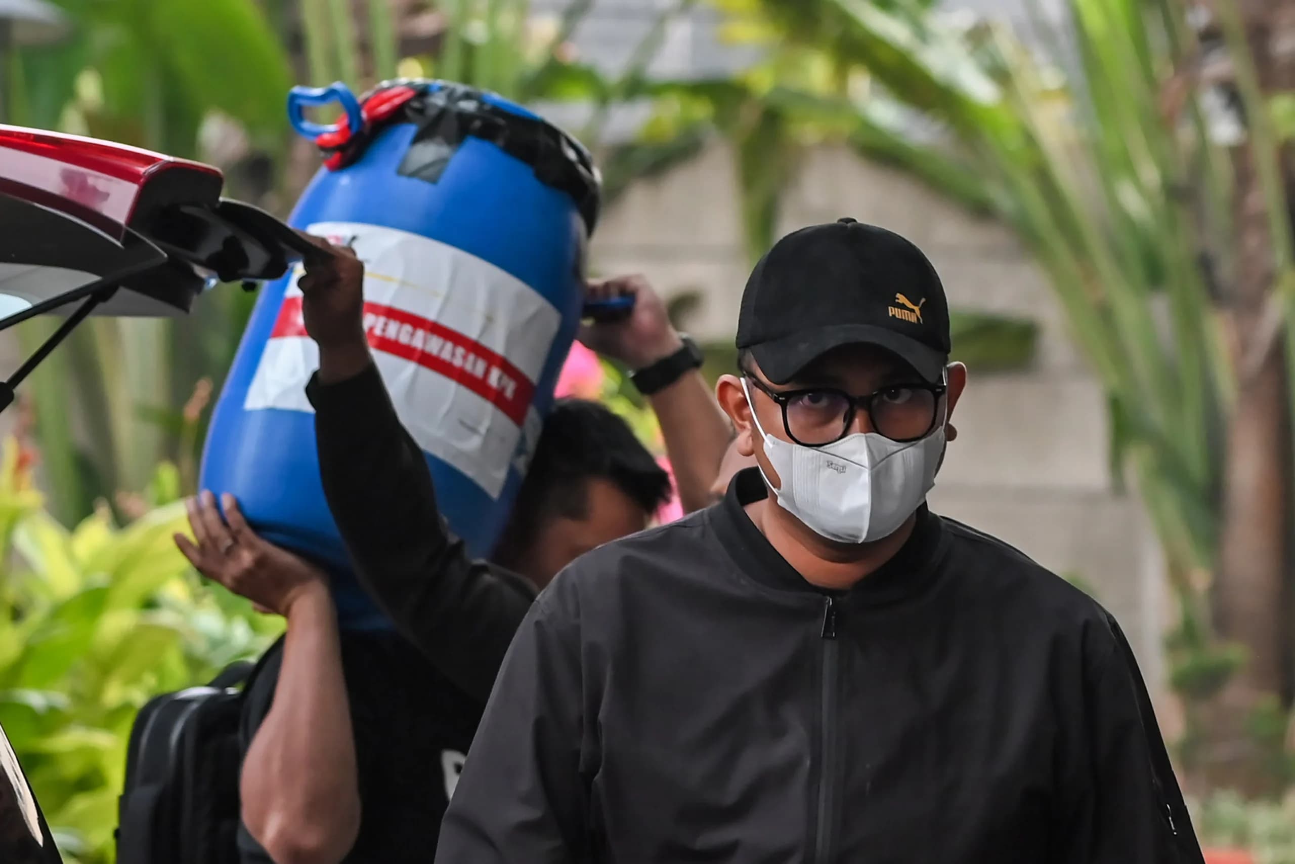 Bupati Klaten Hamenang Wajar Ismoyo (kanan) yang terjaring dalam operasi tangkap tangan (OTT) dan ember yang diduga untuk menyimpan hasil korupsi tiba di Gedung Merah Putih KPK, Jakarta, Jumat (16/10/2026). Bupati Klaten Hamenang Wajar Ismoyo (kanan) yang terjaring dalam operasi tangkap tangan (OTT) dan ember yang diduga untuk menyimpan hasil korupsi tiba di Gedung Merah Putih KPK, Jakarta, Jumat (16/10/2026).