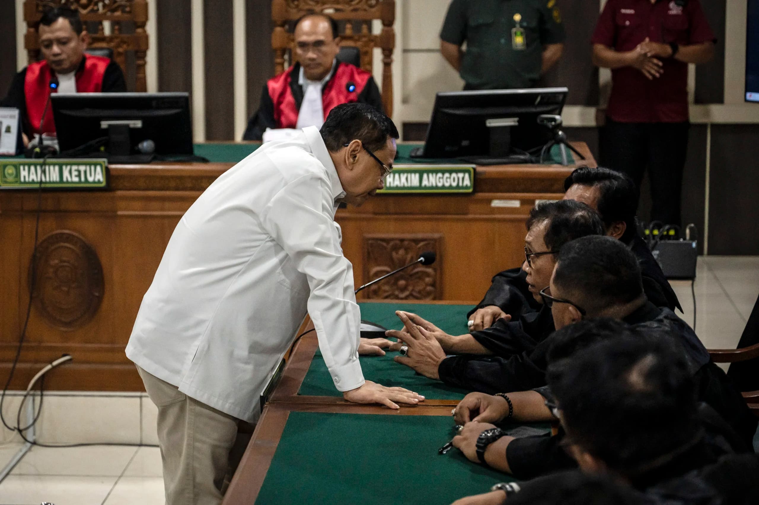 Bupati Pati nonaktif Sudewo (tengah) berkonsultasi dengan tim kuasa hukumnya dalam sidang putusan kasus dugaan suap dan gratifikasi proyek Direktorat Jenderal Perkeretaapian (DJKA) Kementerian Perhubungan serta kasus dugaan pemerasan dalam seleksi perangkat desa Kabupaten Pati di Pengadilan Tipikor, Semarang, Jawa Tengah Bupati Pati nonaktif Sudewo (tengah) berkonsultasi dengan tim kuasa hukumnya dalam sidang putusan kasus dugaan suap dan gratifikasi proyek Direktorat Jenderal Perkeretaapian (DJKA) Kementerian Perhubungan serta kasus dugaan pemerasan dalam seleksi perangkat desa Kabupaten Pati di Pengadilan Tipikor, Semarang, Jawa Tengah