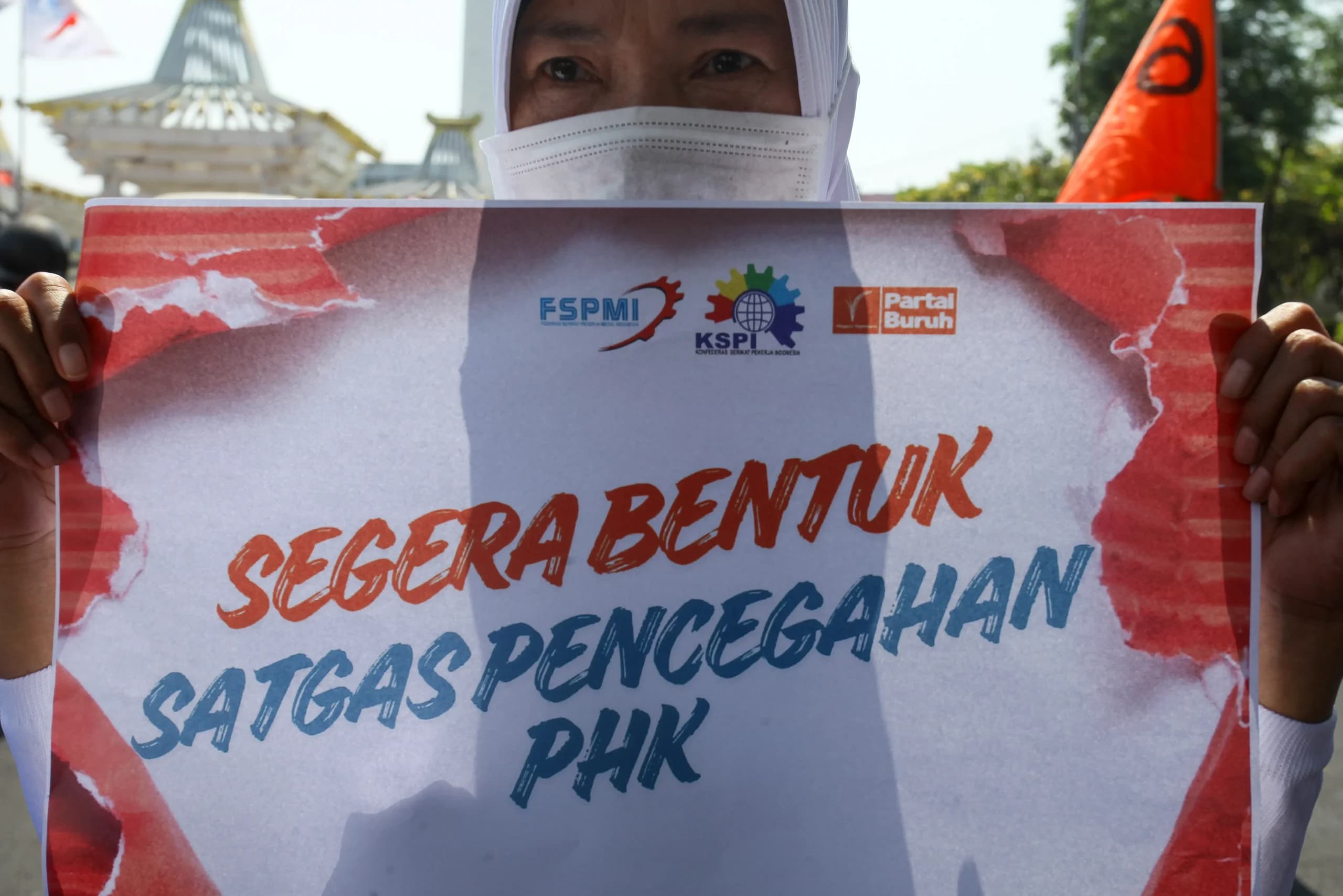 Buruh membentangkan poster saat berunjuk rasa di Surabaya, Jawa Timur, Kamis (1/10/2026). Buruh membentangkan poster saat berunjuk rasa di Surabaya, Jawa Timur, Kamis (1/10/2026).