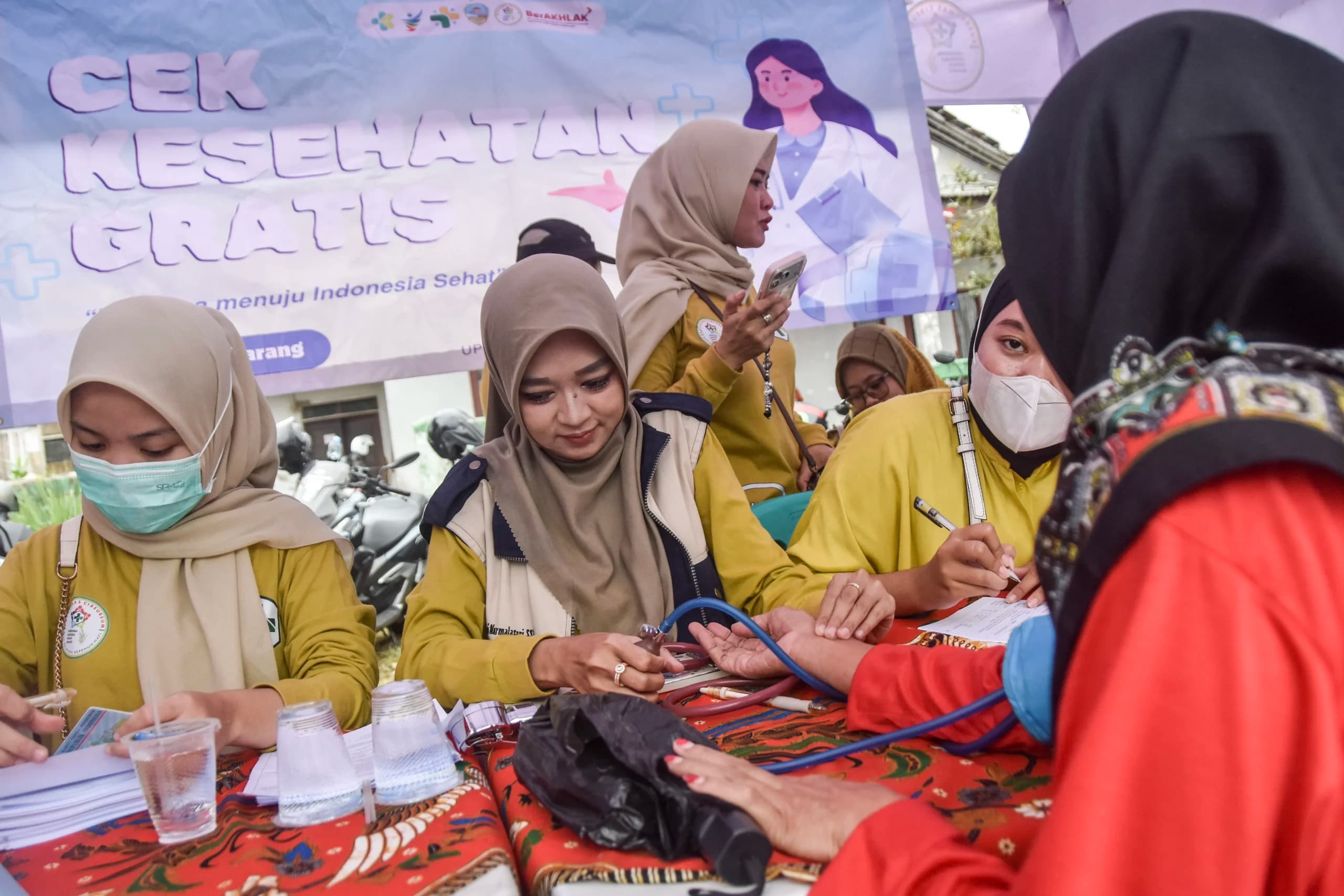 Tenaga medis memeriksa kesehatan warga saat program Cek Kesehatan Gratis (CKG) di Ciherang, Kota Tasikmalaya, Jawa Barat, Selasa (27/10/2026). Tenaga medis memeriksa kesehatan warga saat program Cek Kesehatan Gratis (CKG) di Ciherang, Kota Tasikmalaya, Jawa Barat, Selasa (27/10/2026).