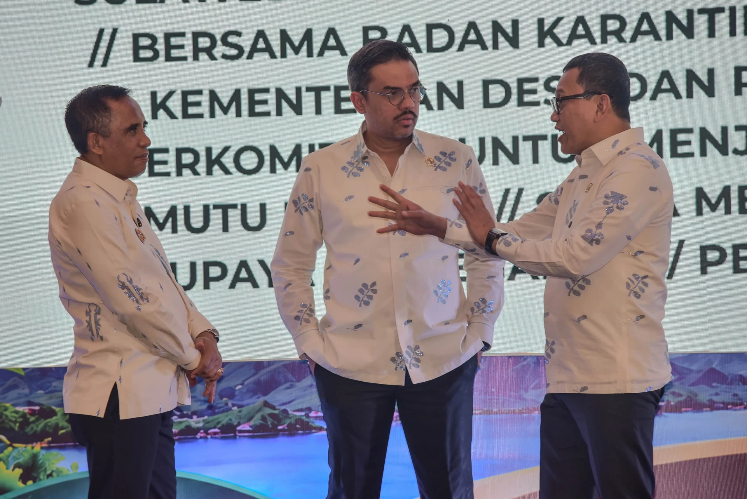 Menteri Usaha Mikro, Kecil, dan Menengah (UMKM) Maman Abdurrahman (tengah) bersama Kepala Badan Karantina Indonesia (Barantin) Abdul Kadir Karding (kanan) dan Gubernur Sulawesi Tengah, Anwar Hafid (kiri) berbincang usai penandatanganan nota kesepahaman gerakan 1.000 UMKM di Palu, Sulawesi Tengah, Senin (28/9/2026). Menteri Usaha Mikro, Kecil, dan Menengah (UMKM) Maman Abdurrahman (tengah) bersama Kepala Badan Karantina Indonesia (Barantin) Abdul Kadir Karding (kanan) dan Gubernur Sulawesi Tengah, Anwar Hafid (kiri) berbincang usai penandatanganan nota kesepahaman gerakan 1.000 UMKM di Palu, Sulawesi Tengah, Senin (28/9/2026).