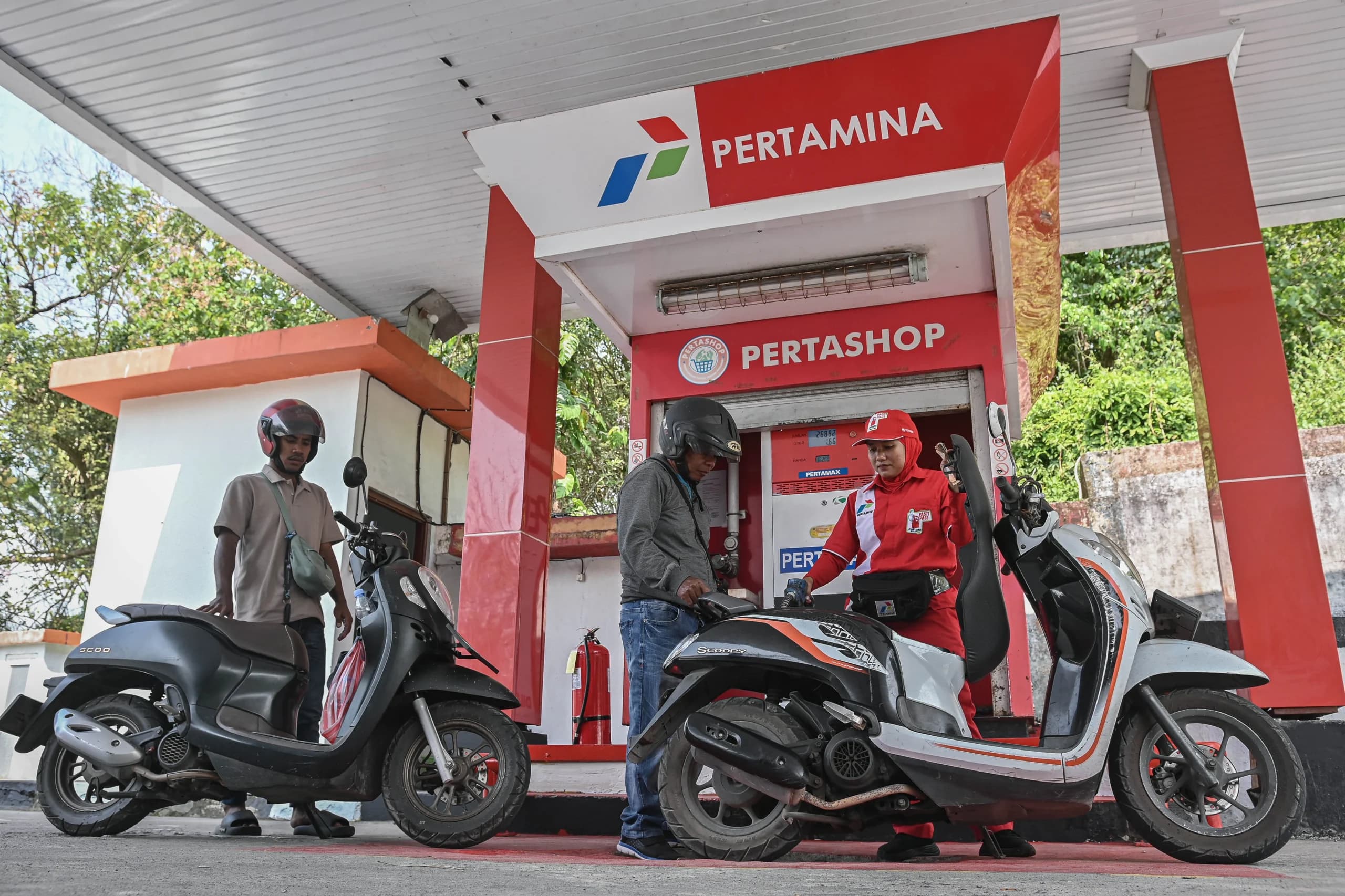 Petugas mengisi bahan bakar minyak sepeda motor di Pertashop Suli, kawasan Pantai Natsepa, Kabupaten Maluku Tengah, Maluku, Rabu (30/9/2026). Petugas mengisi bahan bakar minyak sepeda motor di Pertashop Suli, kawasan Pantai Natsepa, Kabupaten Maluku Tengah, Maluku, Rabu (30/9/2026).