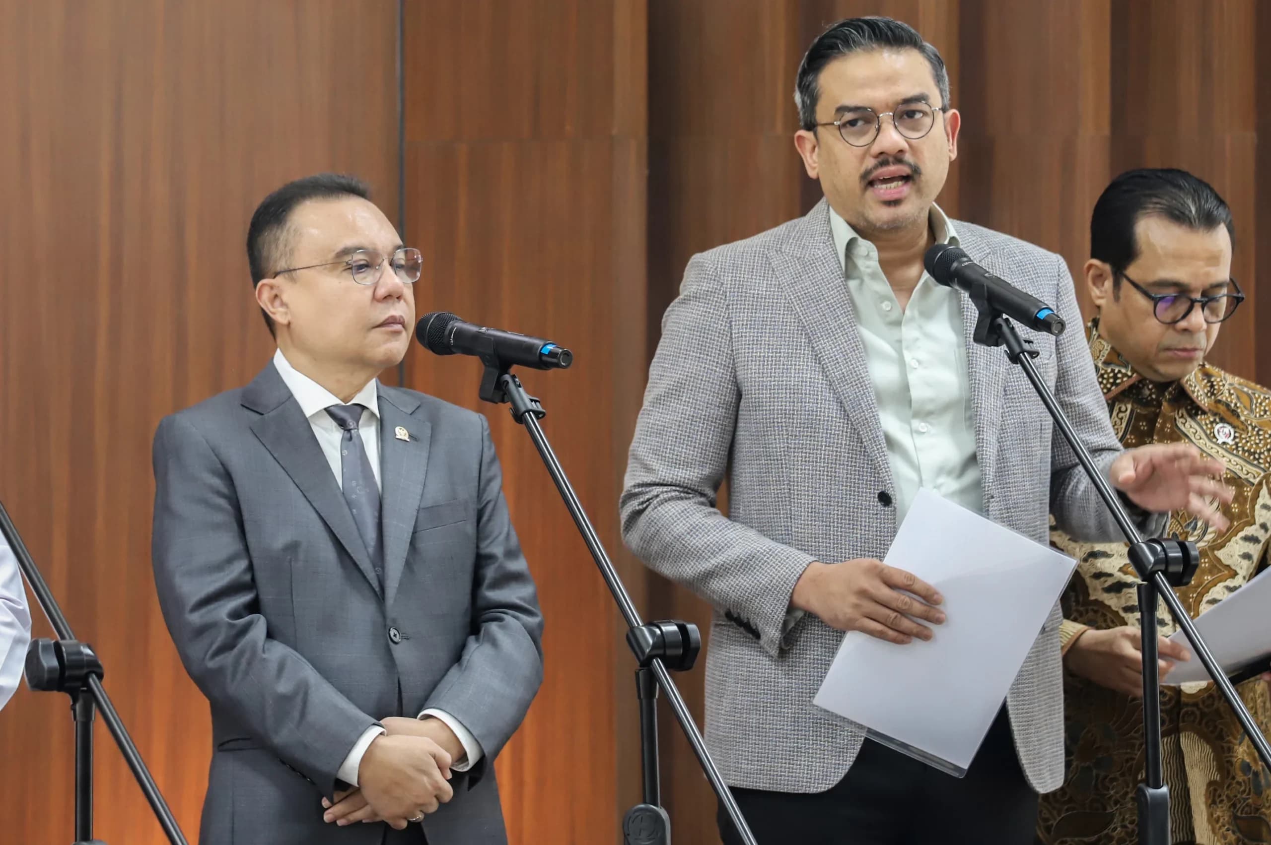 Menteri UMKM Maman Abdurrahman (kanan) bersama Wakil Ketua DPR Sufmi Dasco Ahmad (kiri) memberikan keterangan pers terkait ojek online di Kompleks Parlemen, Senayan, Jakarta, Kamis (8/10/2026). Menteri UMKM Maman Abdurrahman (kanan) bersama Wakil Ketua DPR Sufmi Dasco Ahmad (kiri) memberikan keterangan pers terkait ojek online di Kompleks Parlemen, Senayan, Jakarta, Kamis (8/10/2026).