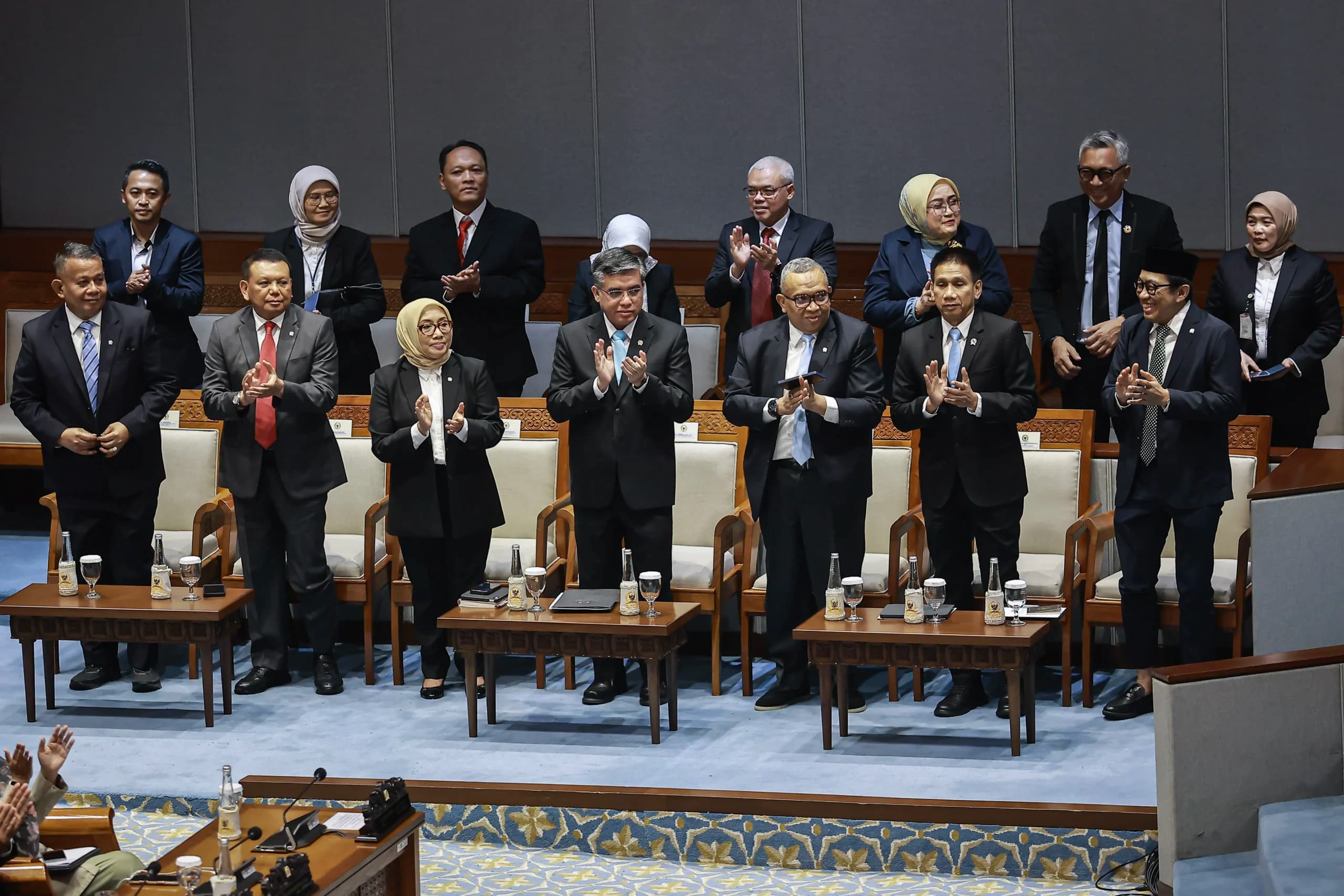 Menteri Ketenagakerjaan Yassierli (tengah) bersama (dari kiri) Wakil Menteri UMKM Helvi Yuni Moraza, Wakil Menteri Sekretaris Negara Bambang Eko Suhariyanto, Menteri Pemberdayaan Perempuan dan Perlindungan Anak (PPPA) Arifah Choiri Fauzi, Wakil Menteri Ketenagakerjaan Afriansyah Noor, Wakil Menteri Dalam Negeri Akhmad Wiyagus, dan Wakil Menteri Perindustrian Faisol Riza mengikuti Rapat Paripurna Ke-9 DPR Masa Persidangan I Tahun Sidang 2026/2027 di Kompleks Parlemen, Senayan, Jakarta, Selasa (6/10/2026). Menteri Ketenagakerjaan Yassierli (tengah) bersama (dari kiri) Wakil Menteri UMKM Helvi Yuni Moraza, Wakil Menteri Sekretaris Negara Bambang Eko Suhariyanto, Menteri Pemberdayaan Perempuan dan Perlindungan Anak (PPPA) Arifah Choiri Fauzi, Wakil Menteri Ketenagakerjaan Afriansyah Noor, Wakil Menteri Dalam Negeri Akhmad Wiyagus, dan Wakil Menteri Perindustrian Faisol Riza mengikuti Rapat Paripurna Ke-9 DPR Masa Persidangan I Tahun Sidang 2026/2027 di Kompleks Parlemen, Senayan, Jakarta, Selasa (6/10/2026).