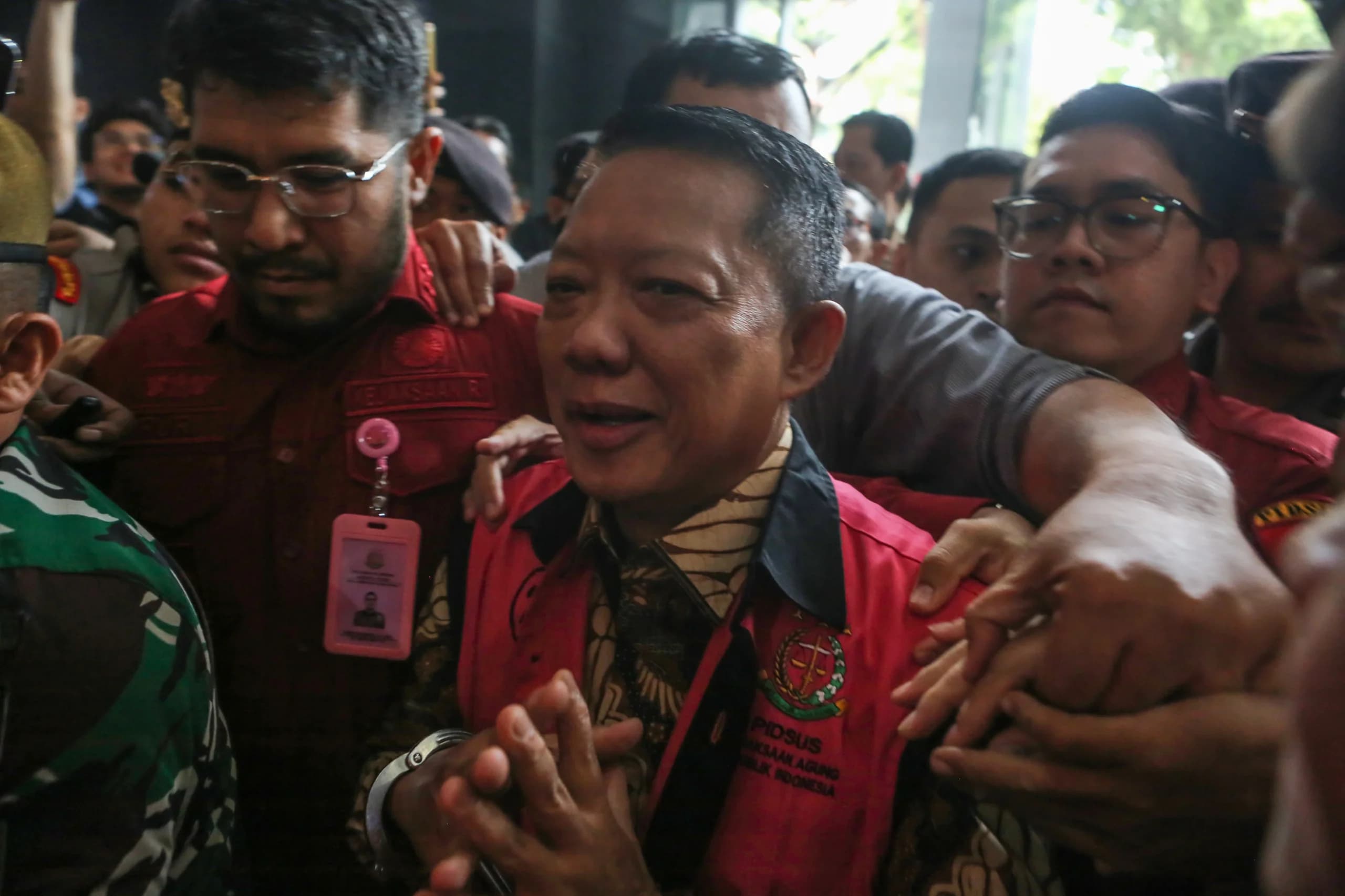 Febrie Adriansyah menjalani sidang perdana dengan agenda pembacaan dakwaan terkait kasus dugaan pemerasan dan tindak pidana pencucian uang (TPPU). (Sumber: Antara Foto/ Asprilla Dwi Adha/tom) Febrie Adriansyah menjalani sidang perdana dengan agenda pembacaan dakwaan terkait kasus dugaan pemerasan dan tindak pidana pencucian uang (TPPU). (Sumber: Antara Foto/ Asprilla Dwi Adha/tom)