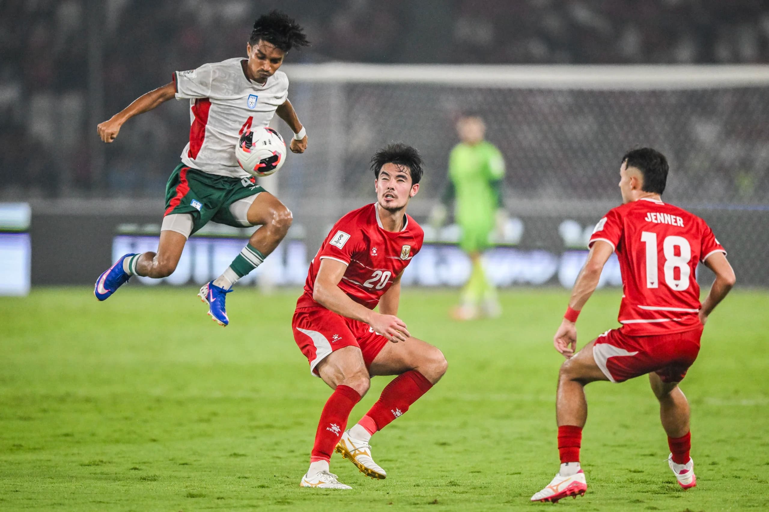 Pesepak bola Timnas Indonesia Elkan Baggot (tengah) berebut bola dengan pesepak bola Timnas Bangladesh Minhaz Shadin (kiri) dalam pertandingan penyisihan Grup A FIFA ASEAN Cup 2026 di Stadion Utama Gelora Bung Karno, Senayan, Jakarta, Pesepak bola Timnas Indonesia Elkan Baggot (tengah) berebut bola dengan pesepak bola Timnas Bangladesh Minhaz Shadin (kiri) dalam pertandingan penyisihan Grup A FIFA ASEAN Cup 2026 di Stadion Utama Gelora Bung Karno, Senayan, Jakarta,