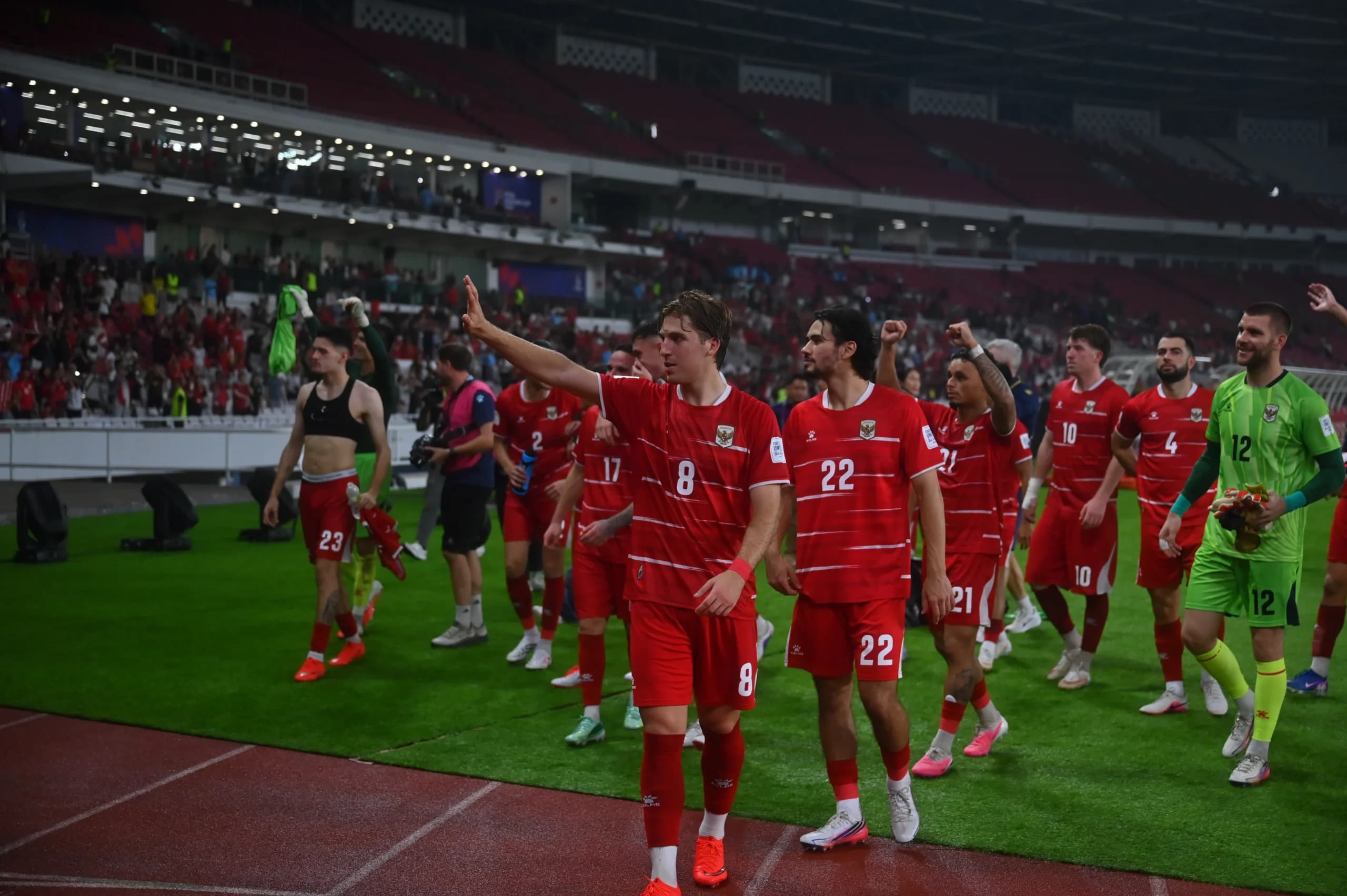 Sejumlah pesepak bola Timnas Indonesia menyapa pendukungnya usai laga melawan Timnas Bangladesh dalam pertandingan penyisihan Grup A FIFA ASEAN Cup 2026 di Stadion Utama Gelora Bung Karno (SUGBK), Senayan, Jakarta, Sejumlah pesepak bola Timnas Indonesia menyapa pendukungnya usai laga melawan Timnas Bangladesh dalam pertandingan penyisihan Grup A FIFA ASEAN Cup 2026 di Stadion Utama Gelora Bung Karno (SUGBK), Senayan, Jakarta,