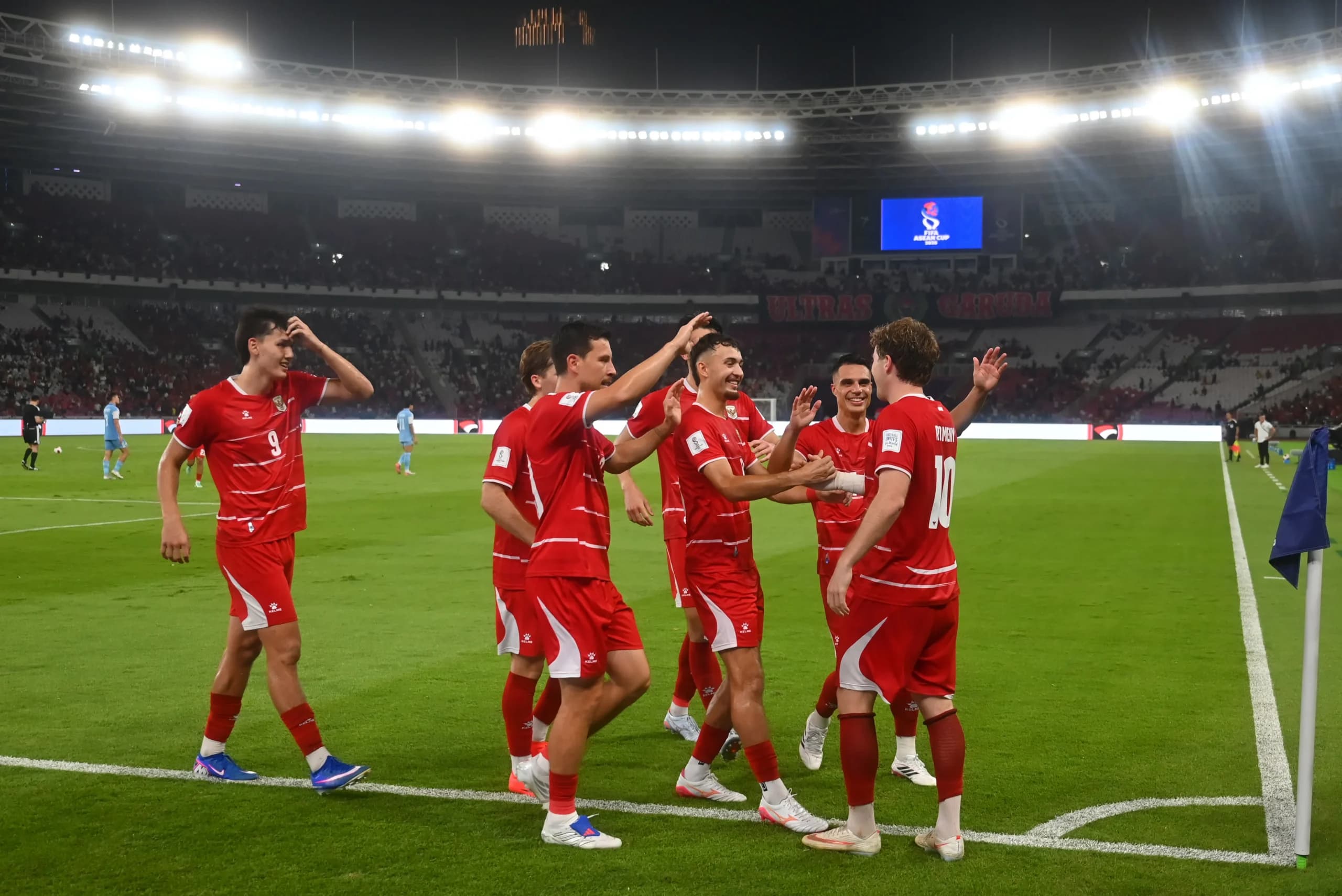 Pesepak bola Timnas Indonesia Ole Romeny (kanan) berselebrasi bersama rekannya usai mencetak gol ke gawang Timnas Singapura lewat tendangan pinalti dalam pertandingan penyisihan Grup A Divisi 1 FIFA ASEAN Cup 2026 di Stadion Utama Gelora Bung Karno, Senayan, Jakarta Pesepak bola Timnas Indonesia Ole Romeny (kanan) berselebrasi bersama rekannya usai mencetak gol ke gawang Timnas Singapura lewat tendangan pinalti dalam pertandingan penyisihan Grup A Divisi 1 FIFA ASEAN Cup 2026 di Stadion Utama Gelora Bung Karno, Senayan, Jakarta