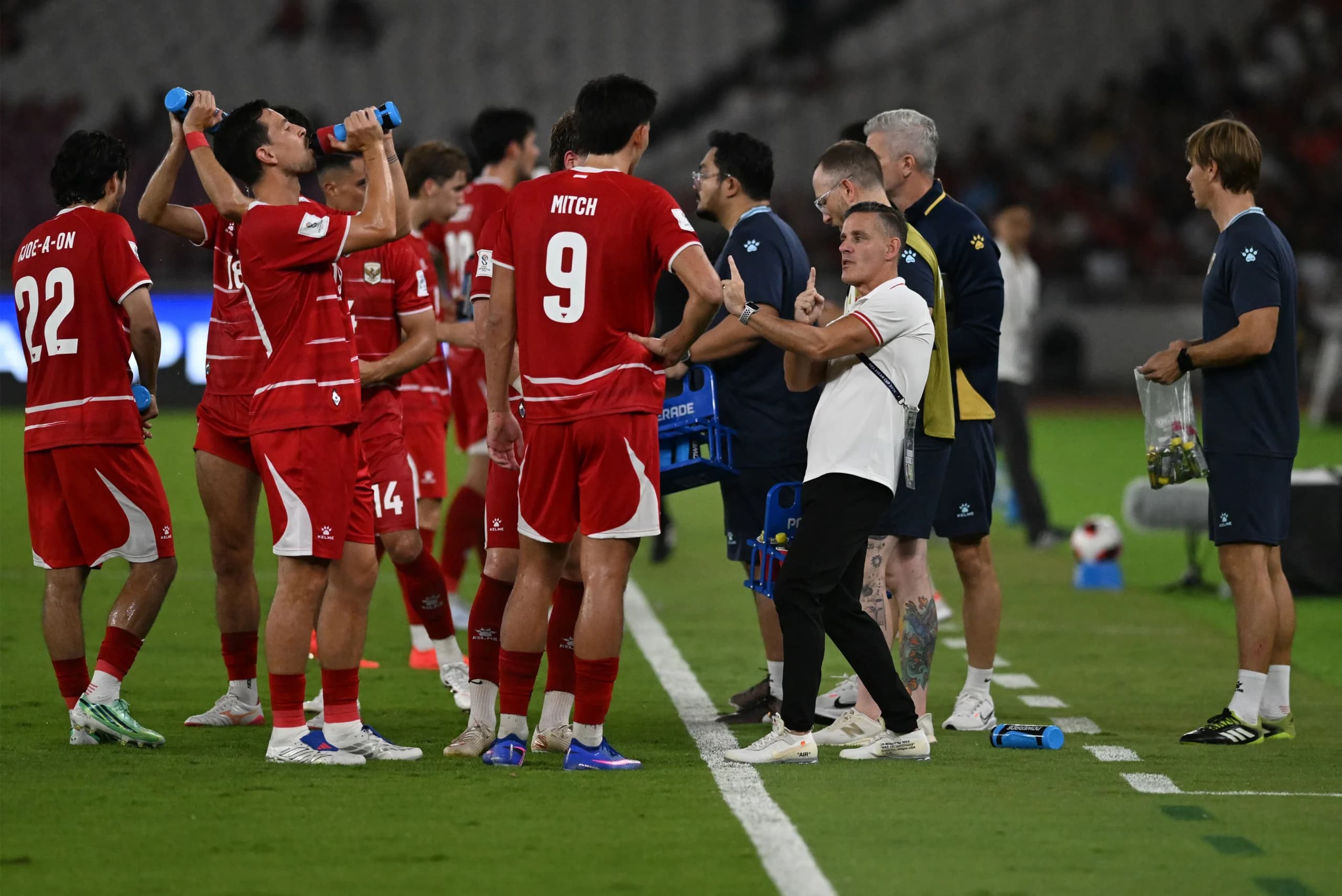 Pelatih Timnas Indonesia John Herdman (ketiga kanan) memberikan instruksi saat tim asuhannya melawan Timnas Singapura dalam pertandingan penyisihan Grup A Divisi 1 FIFA ASEAN Cup 2026 di Stadion Utama Gelora Bung Karno, Senayan Pelatih Timnas Indonesia John Herdman (ketiga kanan) memberikan instruksi saat tim asuhannya melawan Timnas Singapura dalam pertandingan penyisihan Grup A Divisi 1 FIFA ASEAN Cup 2026 di Stadion Utama Gelora Bung Karno, Senayan