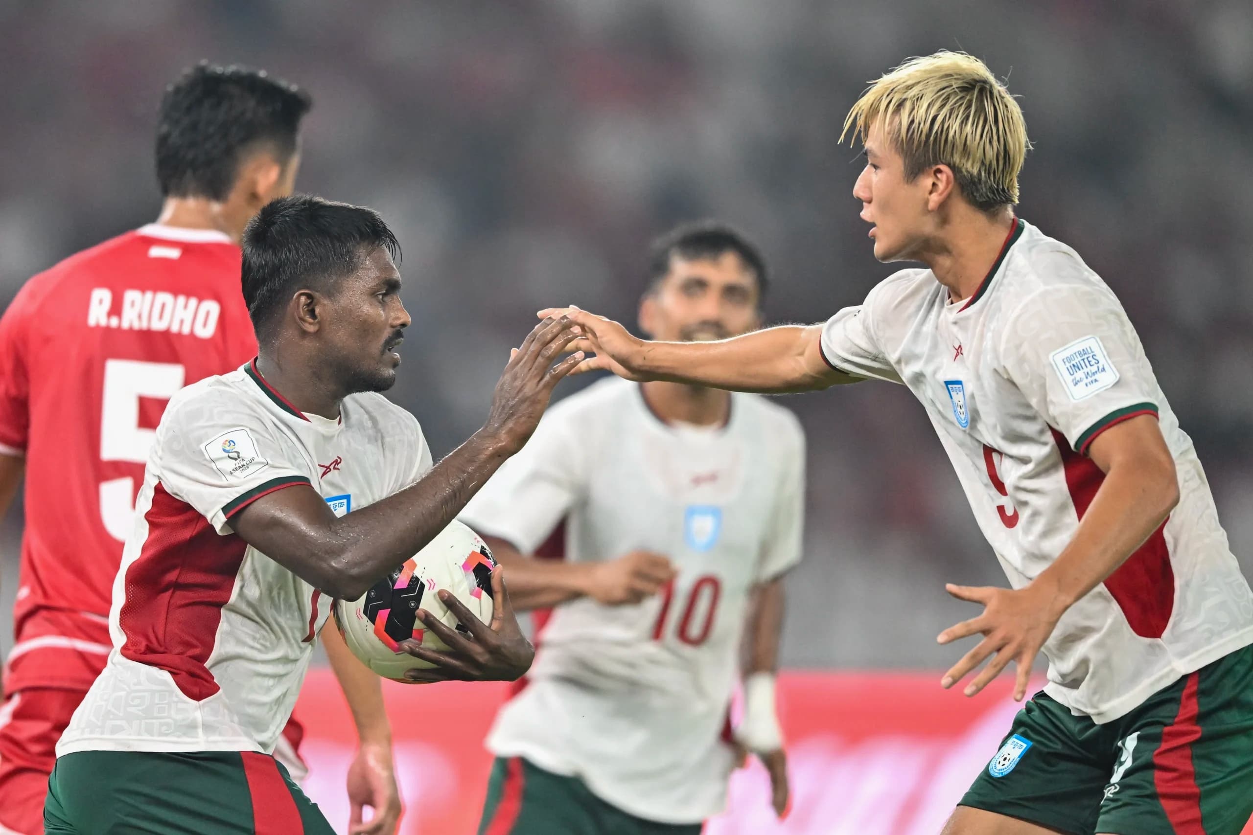 Pesepak bola Timnas Bangladesh Sahariar Emon (kiri) berselebrasi bersama rekan setimnya usai mencetak gol ke gawang Timnas Indonesia dalam pertandingan penyisihan Grup A FIFA ASEAN Cup 2026 di Stadion Utama Gelora Bung Karno, Senayan, Jakarta Pesepak bola Timnas Bangladesh Sahariar Emon (kiri) berselebrasi bersama rekan setimnya usai mencetak gol ke gawang Timnas Indonesia dalam pertandingan penyisihan Grup A FIFA ASEAN Cup 2026 di Stadion Utama Gelora Bung Karno, Senayan, Jakarta