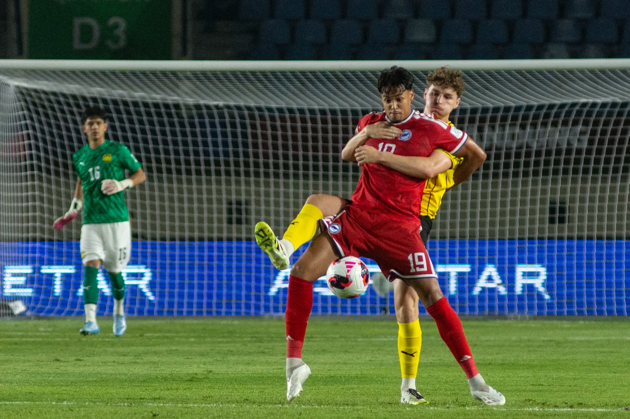 Pesepak bola Tim Nasional Malaysia Tapp Brad (belakang) berebut bola dengan pesepak bola Tim Nasional Singapura Fandi Ilhan (depan) pada pertandingan Grup A FIFA ASEAN CUP 2026 di stadion Si Jalak Harupat, Kabupaten Bandung, Jawa Barat, Kamis (1/10/2026). Pesepak bola Tim Nasional Malaysia Tapp Brad (belakang) berebut bola dengan pesepak bola Tim Nasional Singapura Fandi Ilhan (depan) pada pertandingan Grup A FIFA ASEAN CUP 2026 di stadion Si Jalak Harupat, Kabupaten Bandung, Jawa Barat, Kamis (1/10/2026).