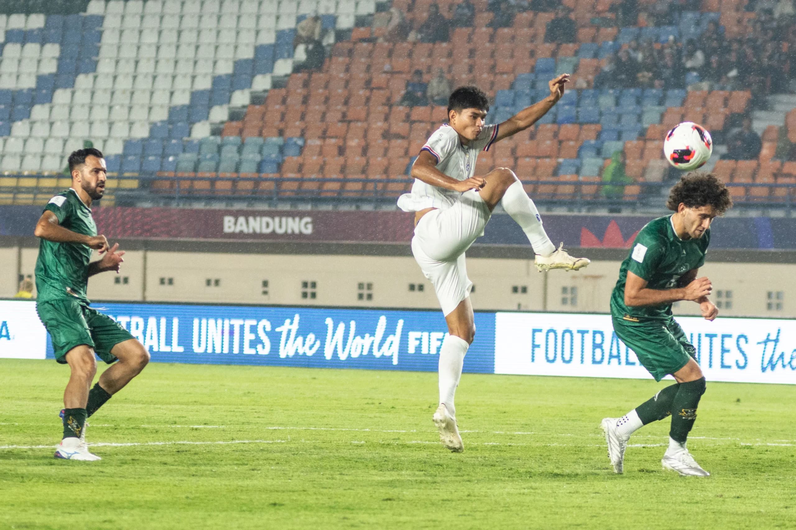 Pesepak bola Tim Nasional Thailand Poeiphimai Teerasak (tengah) berebut bola udara dengan Pesepak bola Tim Nasional Pakistan Ullah Mohib (kanan) pada pertandingan Grup B FIFA ASEAN CUP 2026 di Stadion Si Jalak Harupat, Kabupaten Bandung, Jawa Barat, Pesepak bola Tim Nasional Thailand Poeiphimai Teerasak (tengah) berebut bola udara dengan Pesepak bola Tim Nasional Pakistan Ullah Mohib (kanan) pada pertandingan Grup B FIFA ASEAN CUP 2026 di Stadion Si Jalak Harupat, Kabupaten Bandung, Jawa Barat,