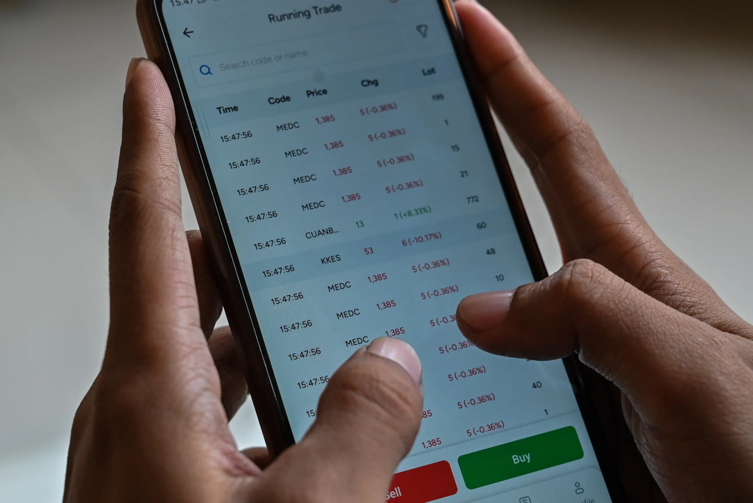 Seorang pialang saham mengamati pergerakan Indeks Harga Saham Gabungan (IHSG) dari layar telepon pintarnya di Jatinegara, Jakarta. (Sumber: Antara Foto/Fakhri Hermansyah/wsj) Seorang pialang saham mengamati pergerakan Indeks Harga Saham Gabungan (IHSG) dari layar telepon pintarnya di Jatinegara, Jakarta. (Sumber: Antara Foto/Fakhri Hermansyah/wsj)