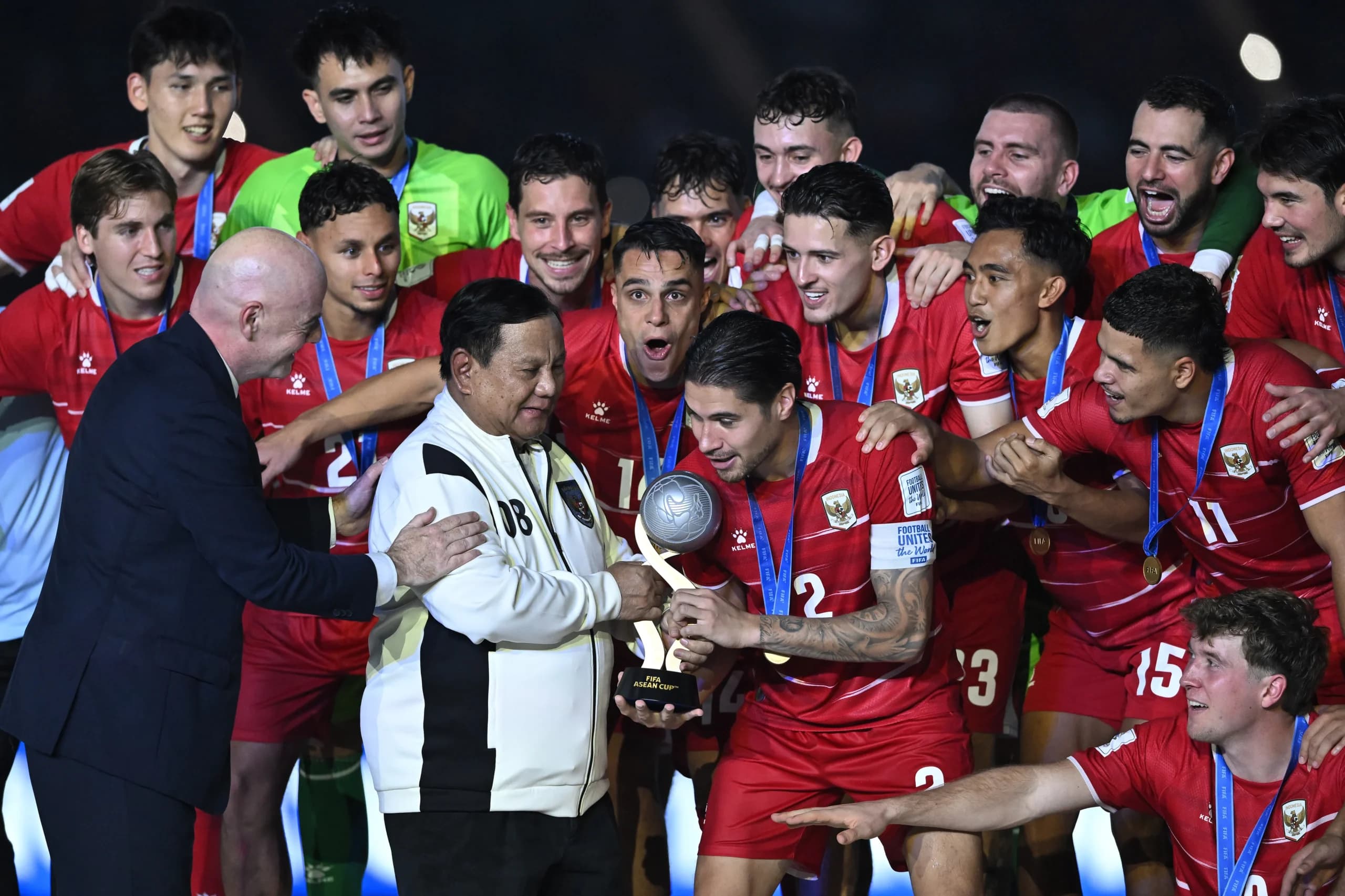 Presiden Prabowo Subianto (kedua kiri) bersama Presiden FIFA Gianni Infantino (kiri) menyerahkan piala juara FIFA ASEAN Cup 2026 kepada Timnas Indonesia di Stadion Utama Gelora Bung Karno (SUGBK), Senayan, Jakarta Presiden Prabowo Subianto (kedua kiri) bersama Presiden FIFA Gianni Infantino (kiri) menyerahkan piala juara FIFA ASEAN Cup 2026 kepada Timnas Indonesia di Stadion Utama Gelora Bung Karno (SUGBK), Senayan, Jakarta