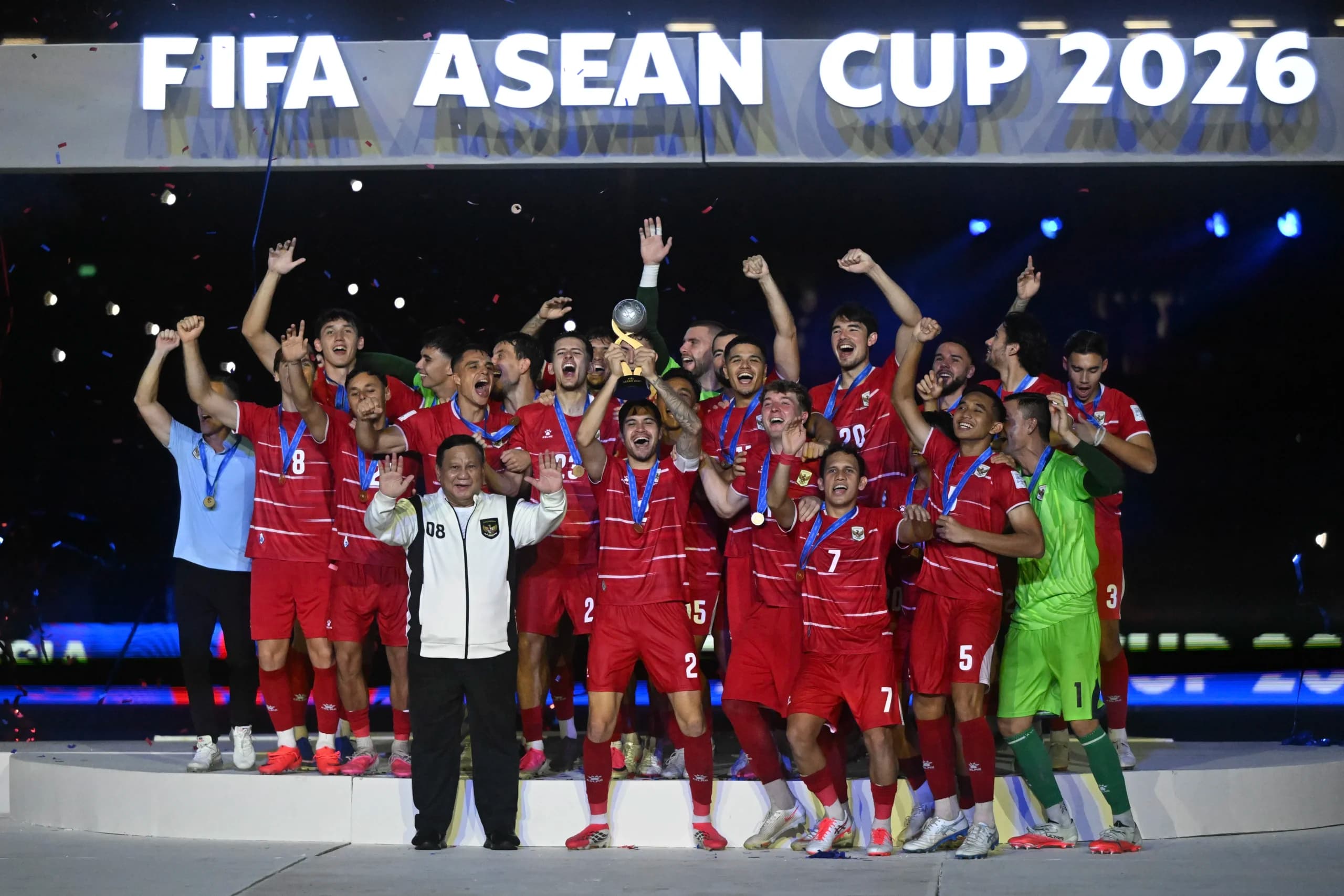 Presiden Prabowo Subianto (kiri depan) berfoto bersama pemain Timnas Indonesia saat perayaan juara FIFA ASEAN Cup 2026 di Stadion Utama Gelora Bung Karno (SUGBK), Senayan, Jakarta Presiden Prabowo Subianto (kiri depan) berfoto bersama pemain Timnas Indonesia saat perayaan juara FIFA ASEAN Cup 2026 di Stadion Utama Gelora Bung Karno (SUGBK), Senayan, Jakarta