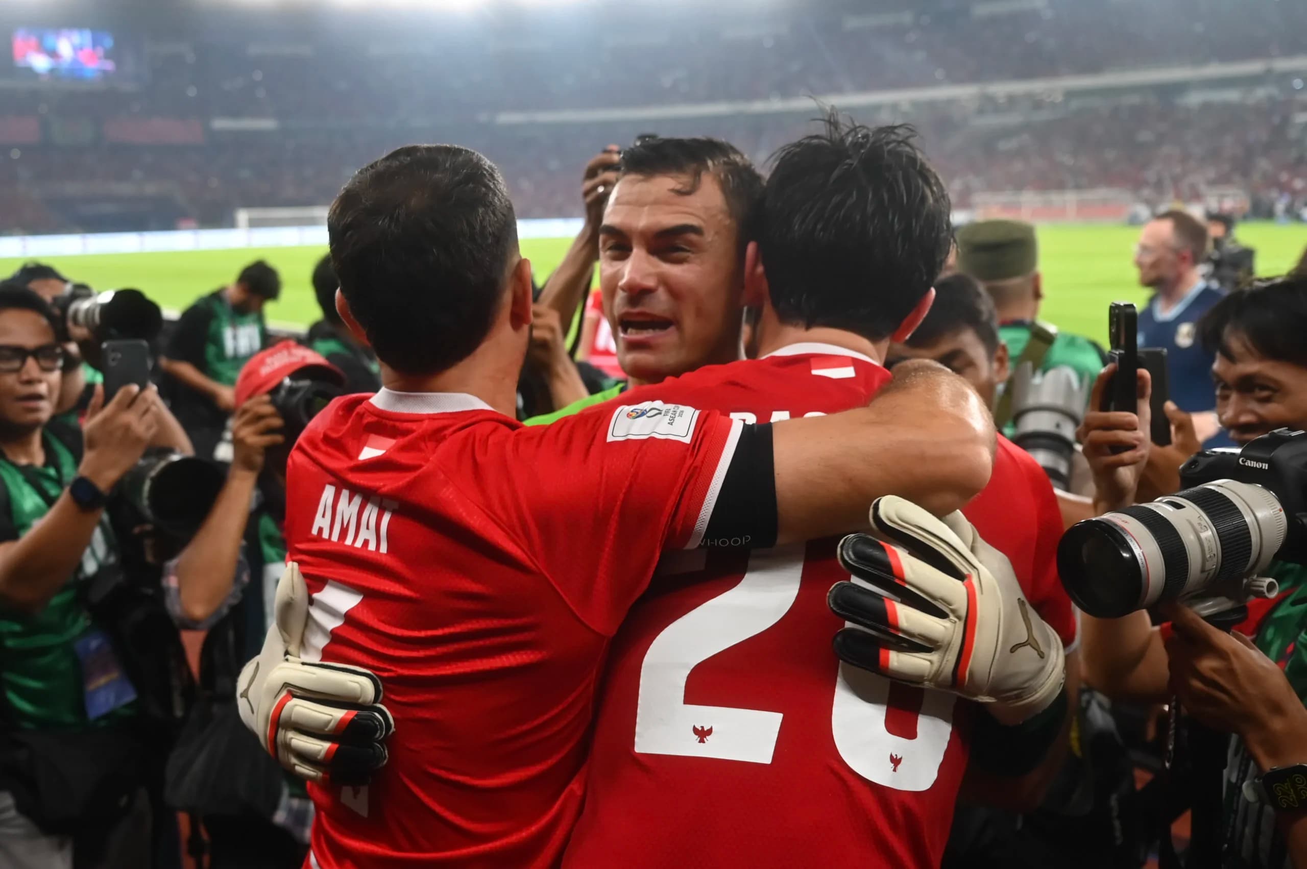 Penjaga gawang Timnas Indonesia Emil Audero (tengah) berselebrasi bersama rekannya Elkan Baggot (kedua kanan) dan Jordi Amat (kedua kiri) usai mengalahkan Timnas Thailand pada final FIFA ASEAN Cup 2026 di Stadion Utama Gelora Bung Karno (SUGBK), Senayan, Jakarta Penjaga gawang Timnas Indonesia Emil Audero (tengah) berselebrasi bersama rekannya Elkan Baggot (kedua kanan) dan Jordi Amat (kedua kiri) usai mengalahkan Timnas Thailand pada final FIFA ASEAN Cup 2026 di Stadion Utama Gelora Bung Karno (SUGBK), Senayan, Jakarta